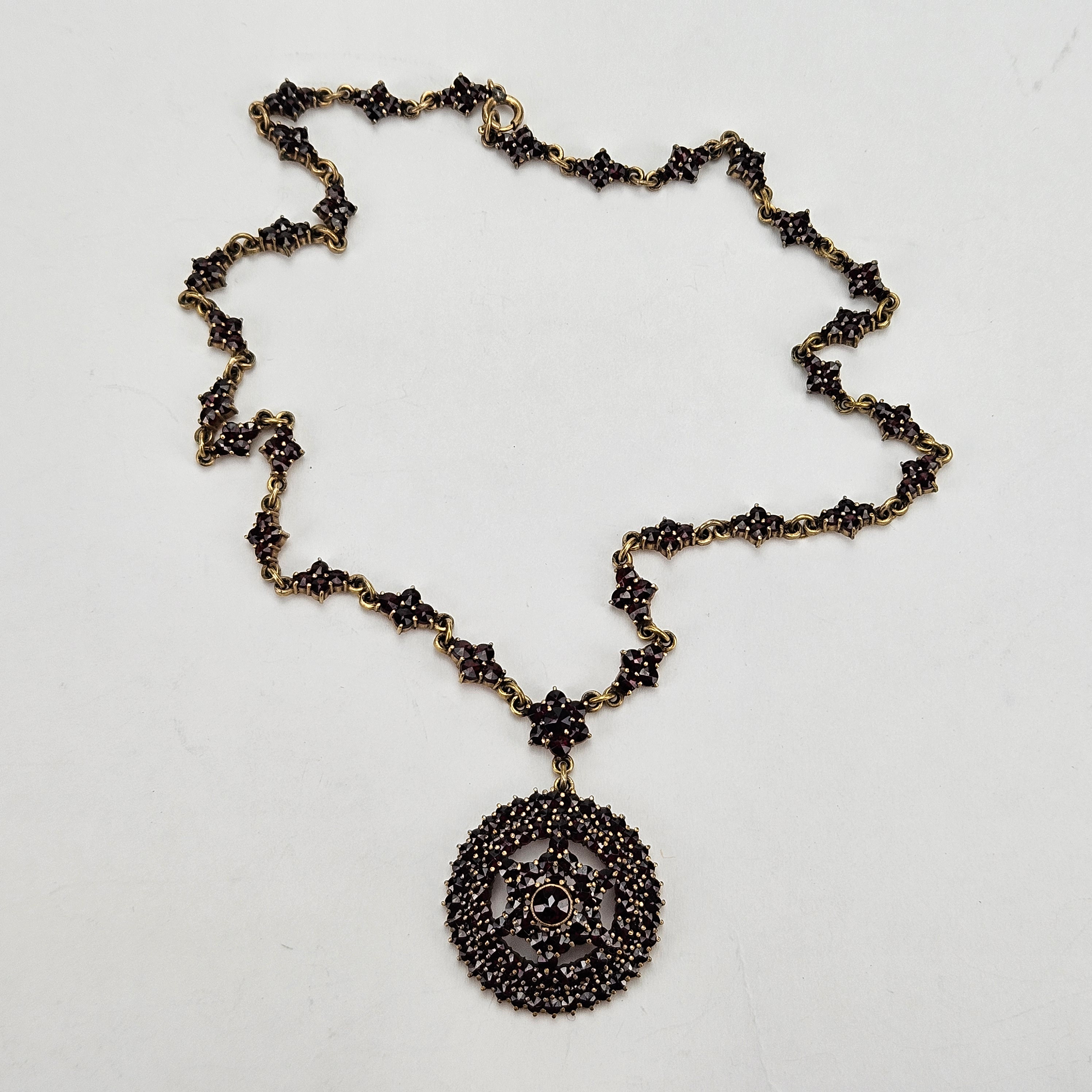 COLLIER, gulmetall, med slipade röda stenar, sannolikt granater, 1900-tal.