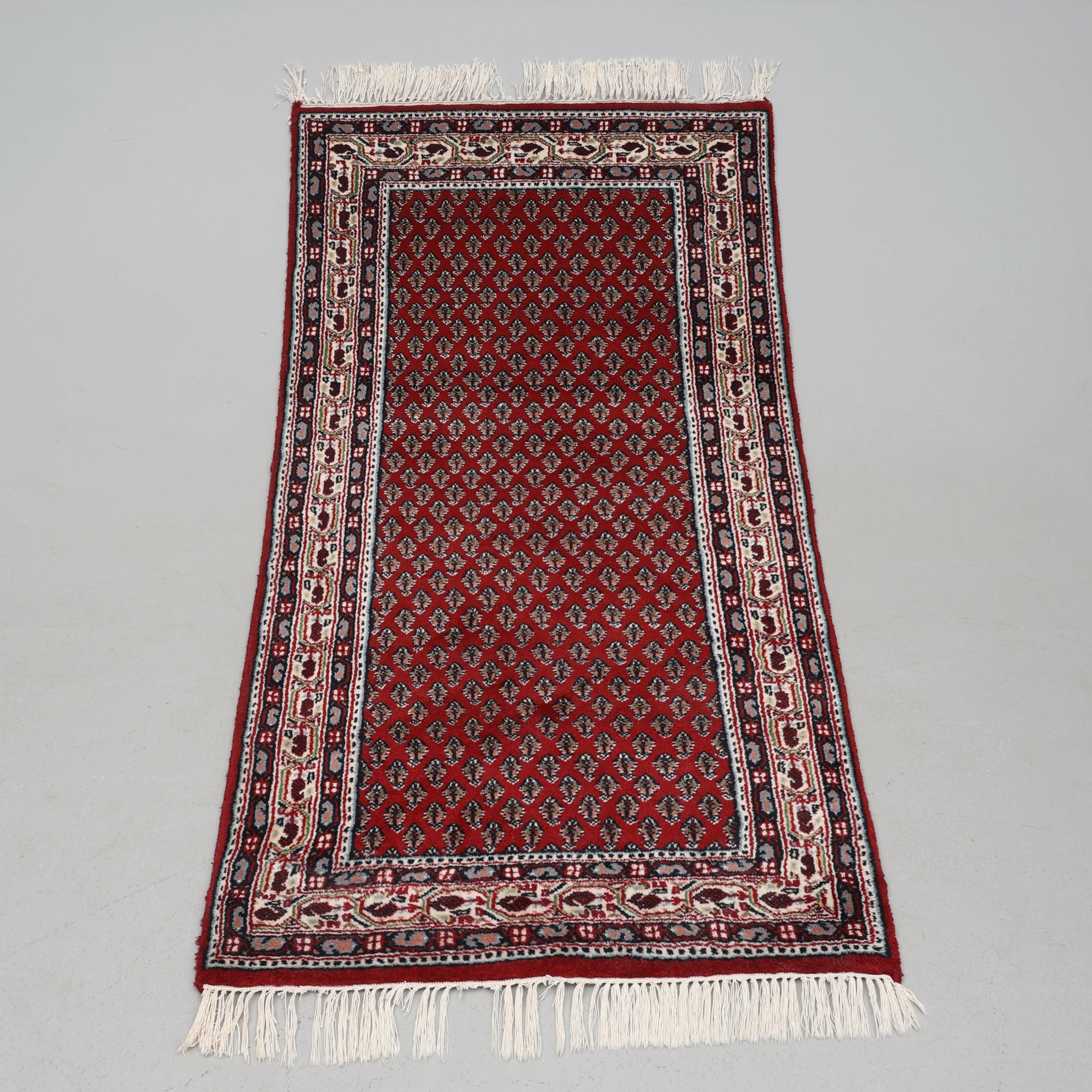 MATTA. Orientalisk, handknuten, ca 85 x 156 cm.