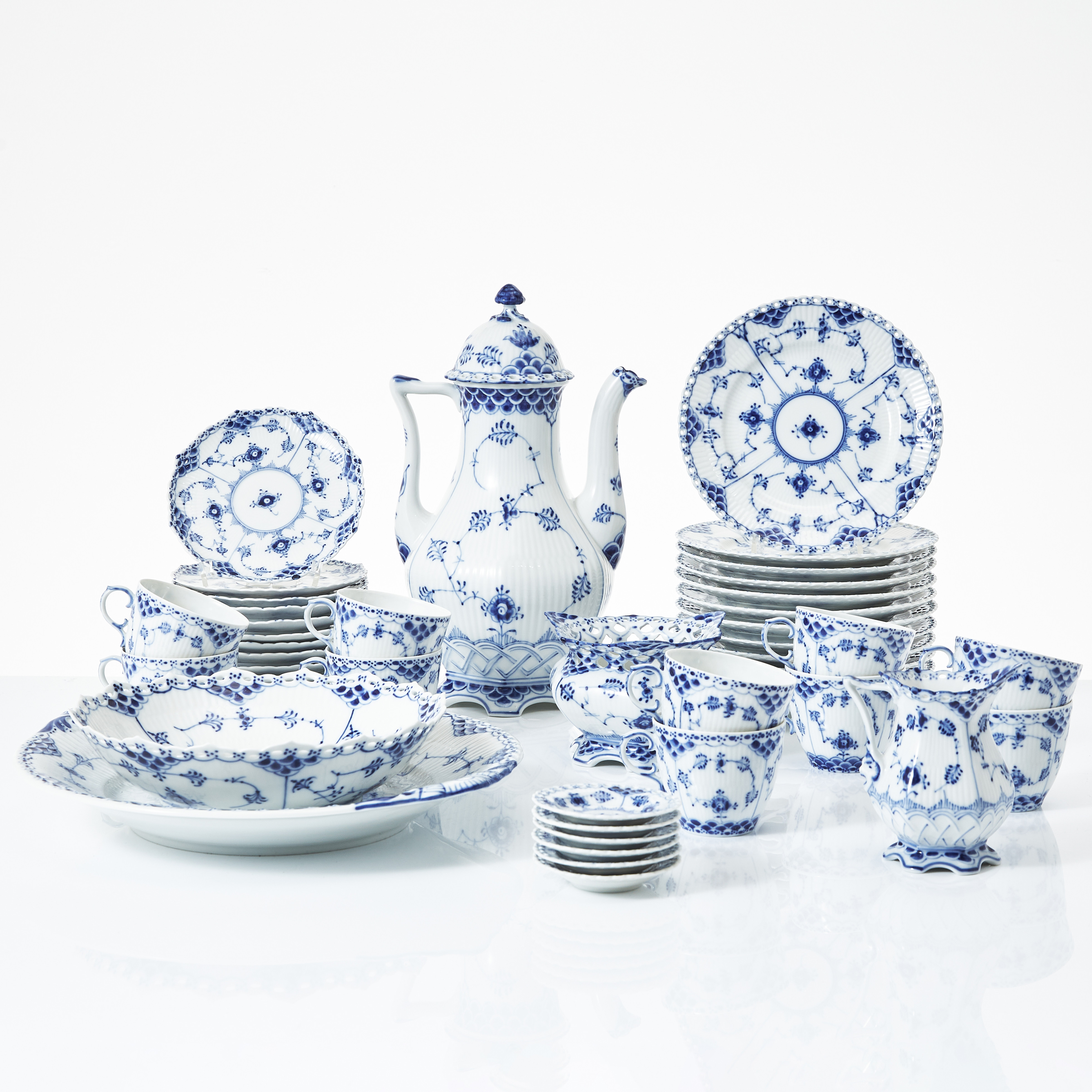 ROYAL COPENHAGEN. Kaffeservis, 33 delar, musselmalet, halv/helblond, 1:a sort.