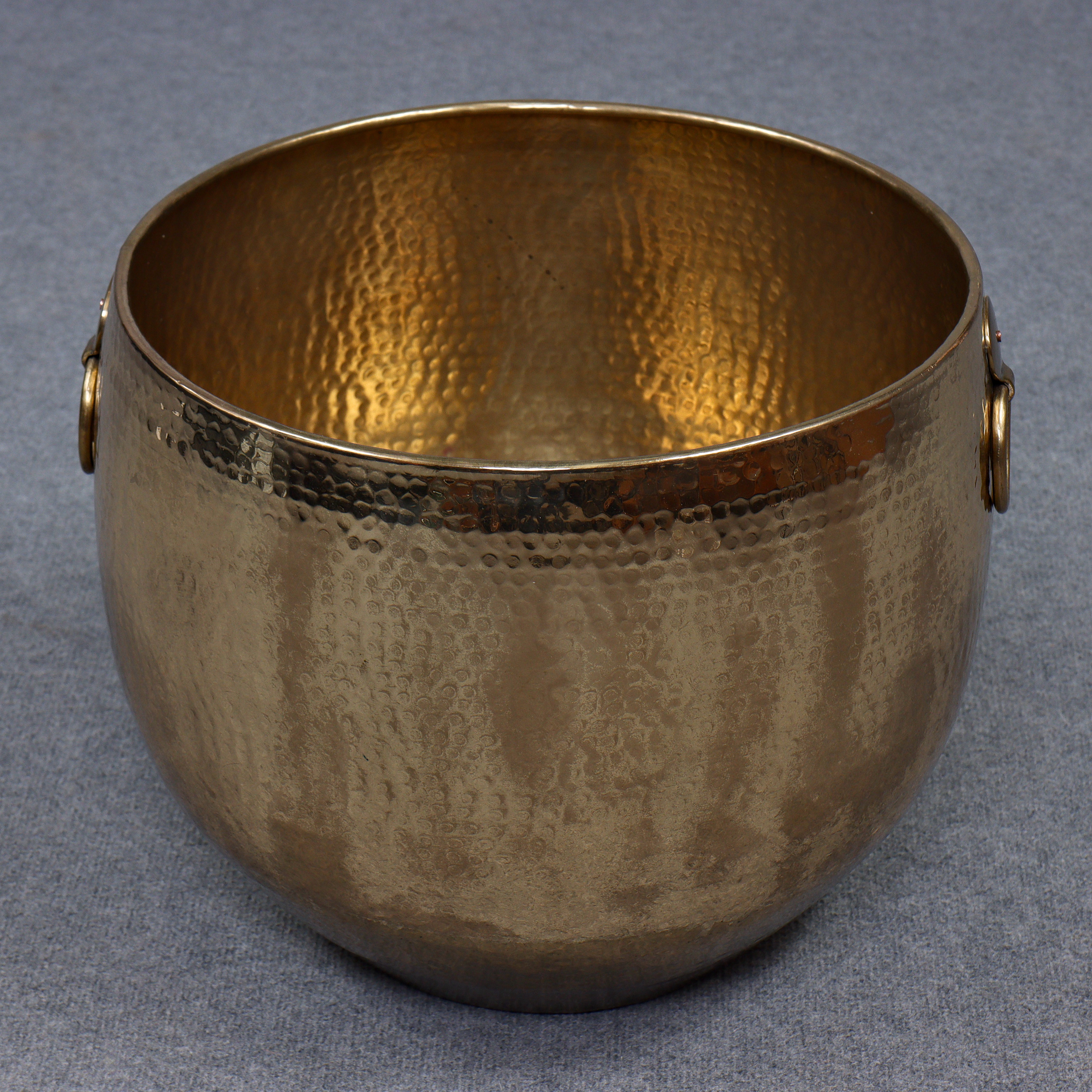 STOR MÄSSINGSBALJA "VEDKORG" HAMMRAD / STANSAD MÄSSING, 1900-TALETS ANDRA HÄLFT.