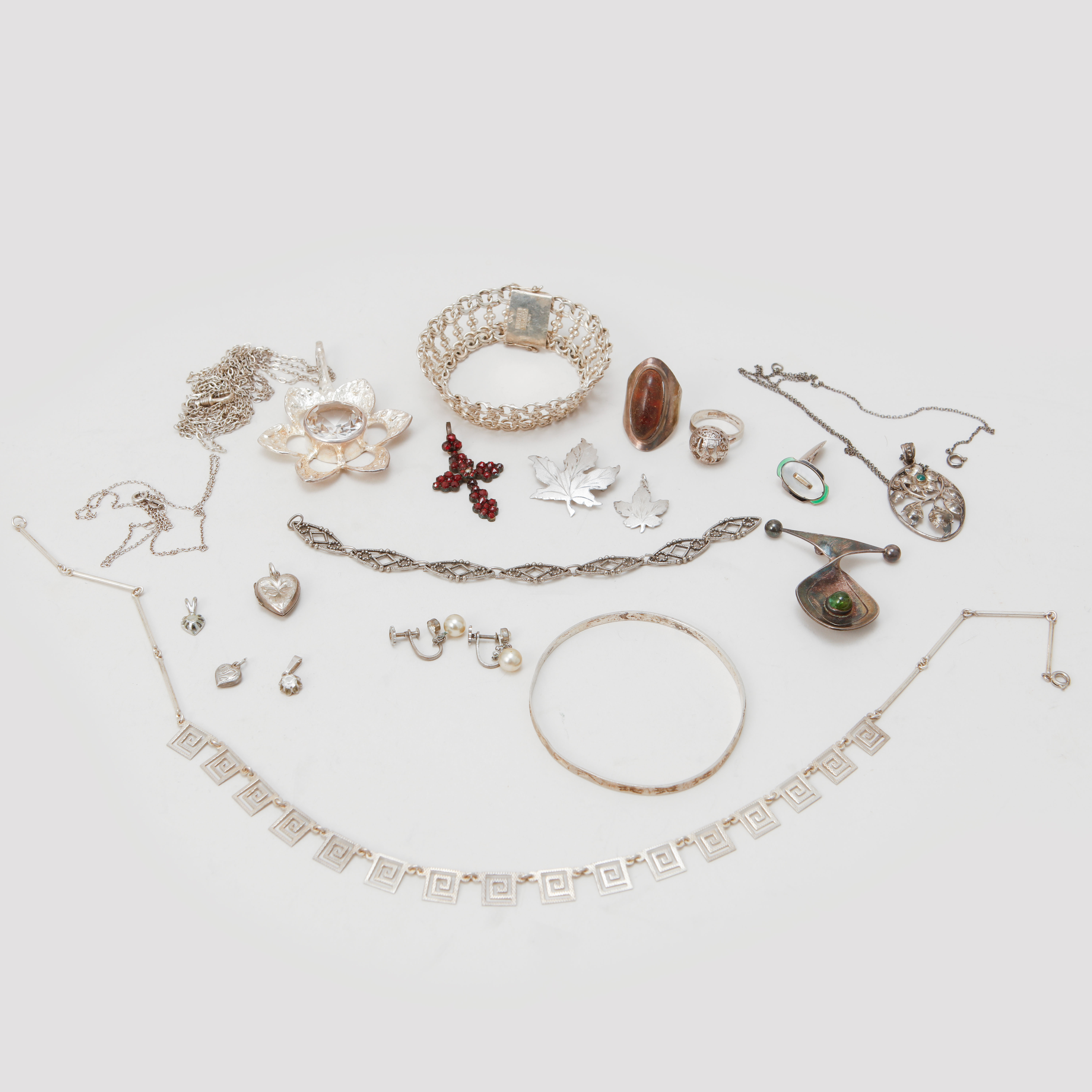 SMYCKEN, mestadels silver, ca 17 delar, totalvikt ca 140 gram.