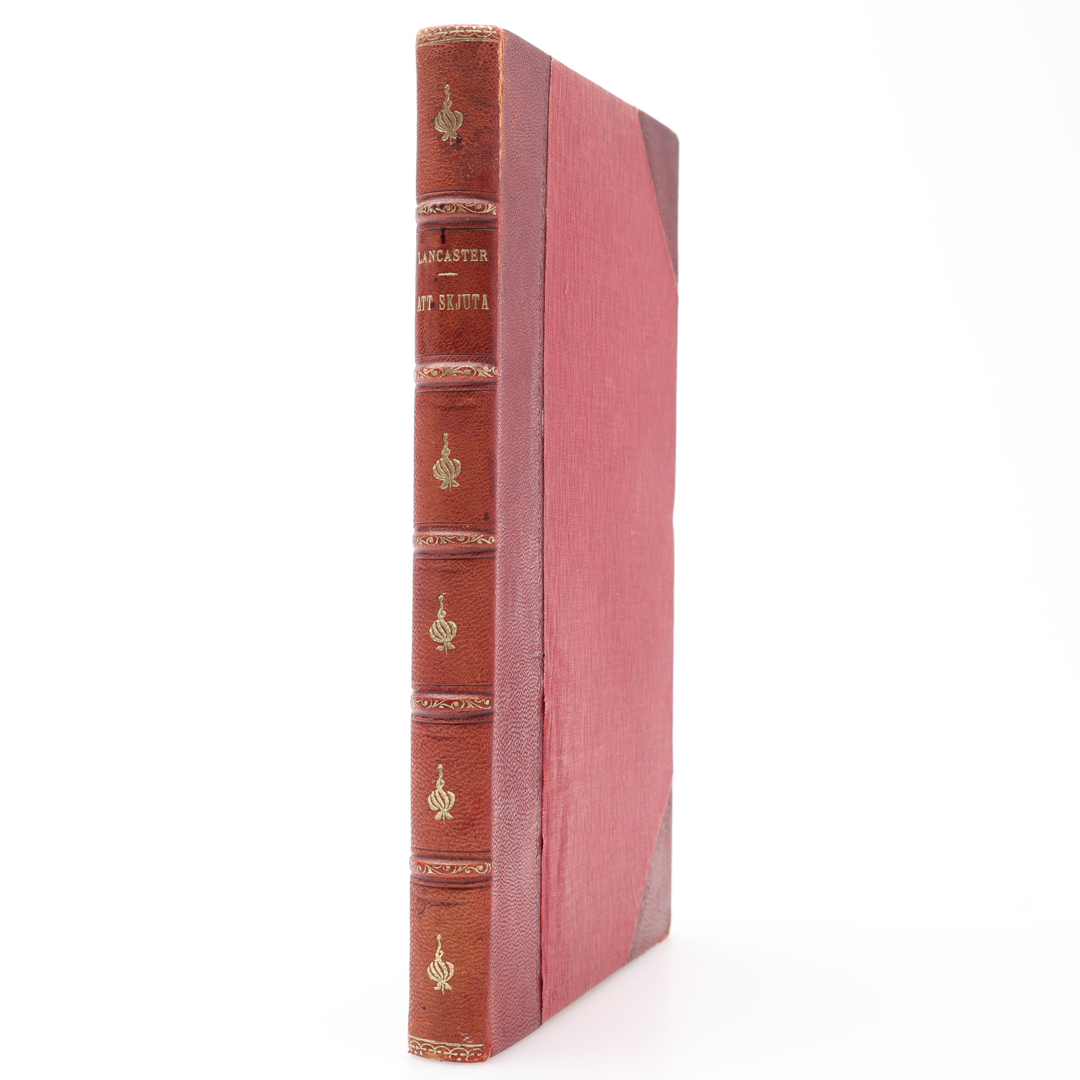 JAKT. LANCASTER, CHARLES, BRITTISK BÖSSMAKARE, (1820-1878). KONSTEN ATT SKJUTA MED 46 ILLUSTRATIONER I FÖRSTA UPPLAGAN 1893.