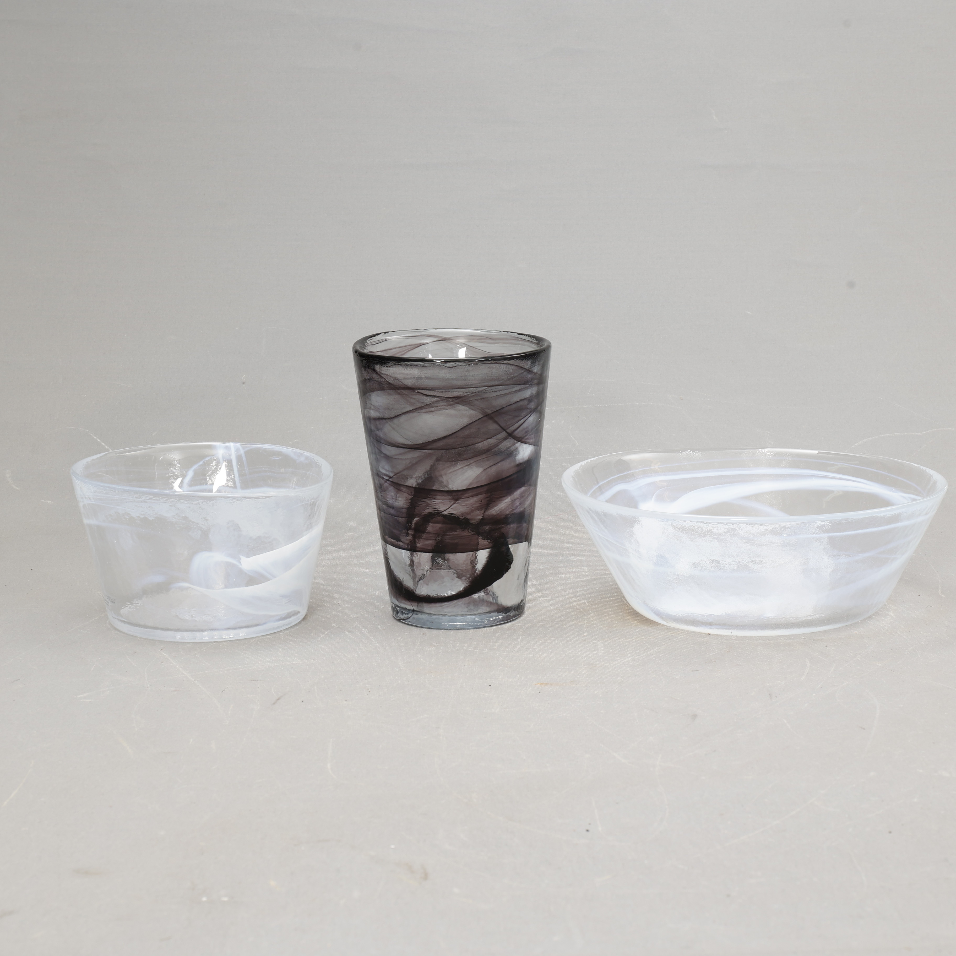 ULRICA HYDMAN-VALLIEN. VAS samt 2 skålar, glas, " Mine ", Kosta Boda.