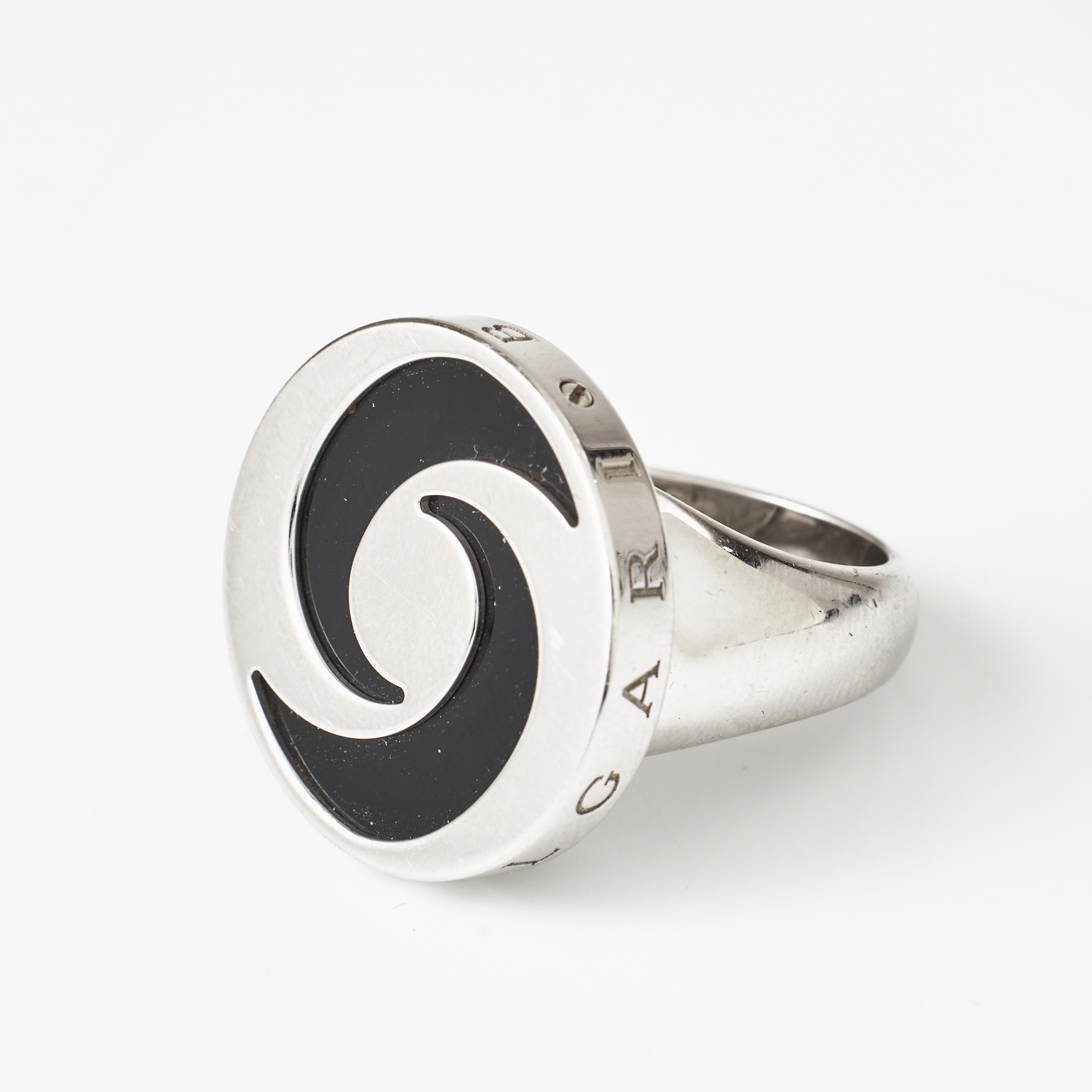 BVLGARI, "Onyx Spinning Optical Swirl Ring", 18 k vitguld och stål, onyx, rörlig ovandel, BVLGARI stansat på sidor, från Optical Illusion Collection, Alessandria/Italien, kontrollstämplar.