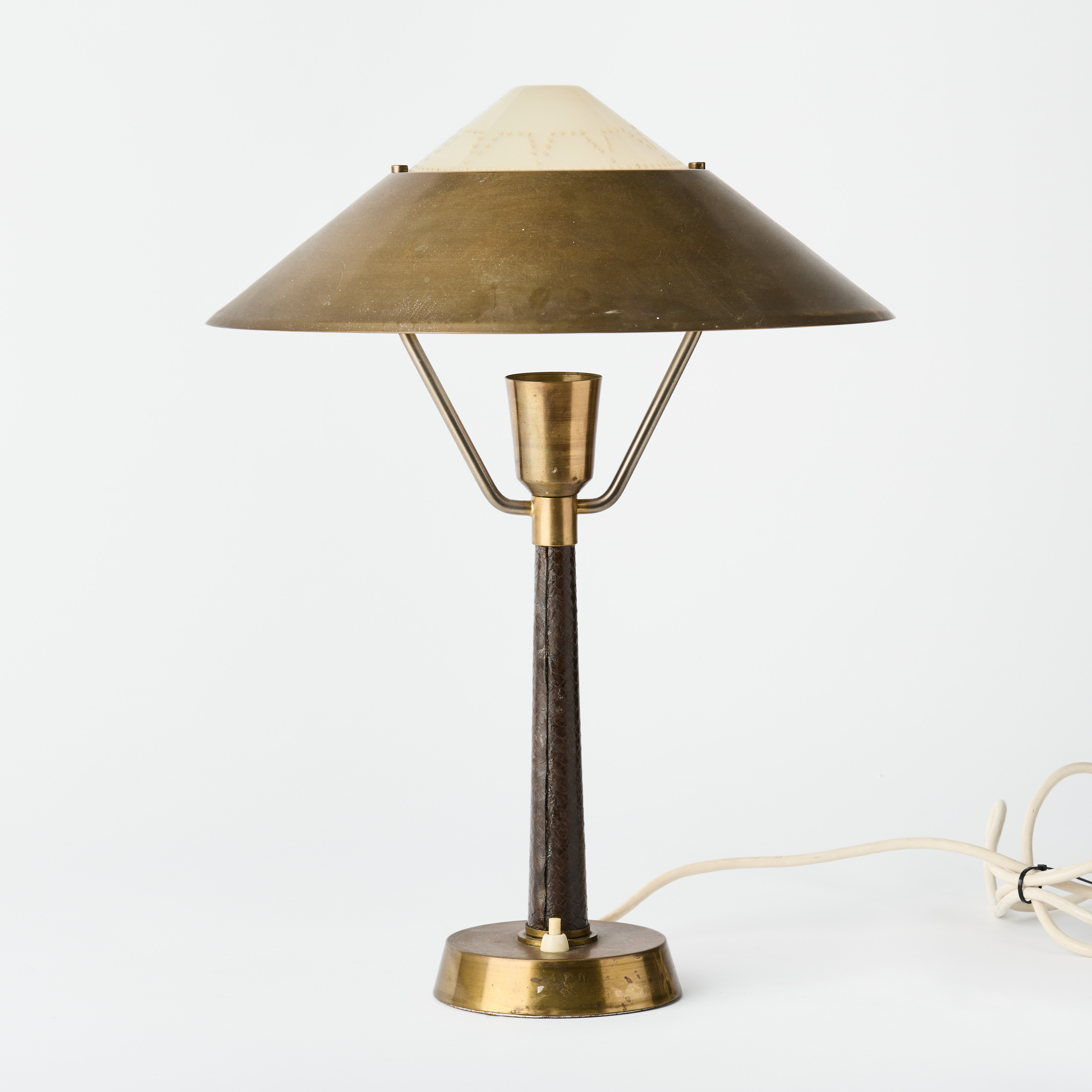 E HANSSON & CO, MALMÖ. Bordslampa, 1950-tal, no 568, Swedish Modern, mässing med pelare i präglat läder, skärm i mässing och perforerad akryl.