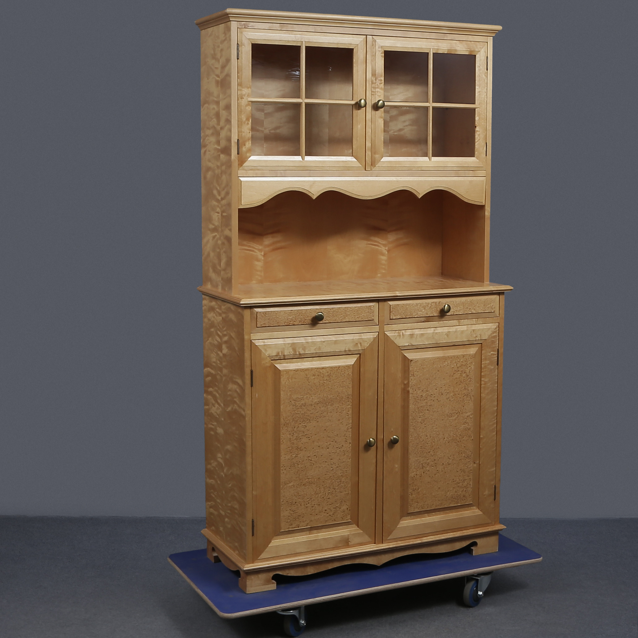 VITRINSKÅP, FLAMBJÖRK SAMT MASURBJÖRK, 1900-TAL.