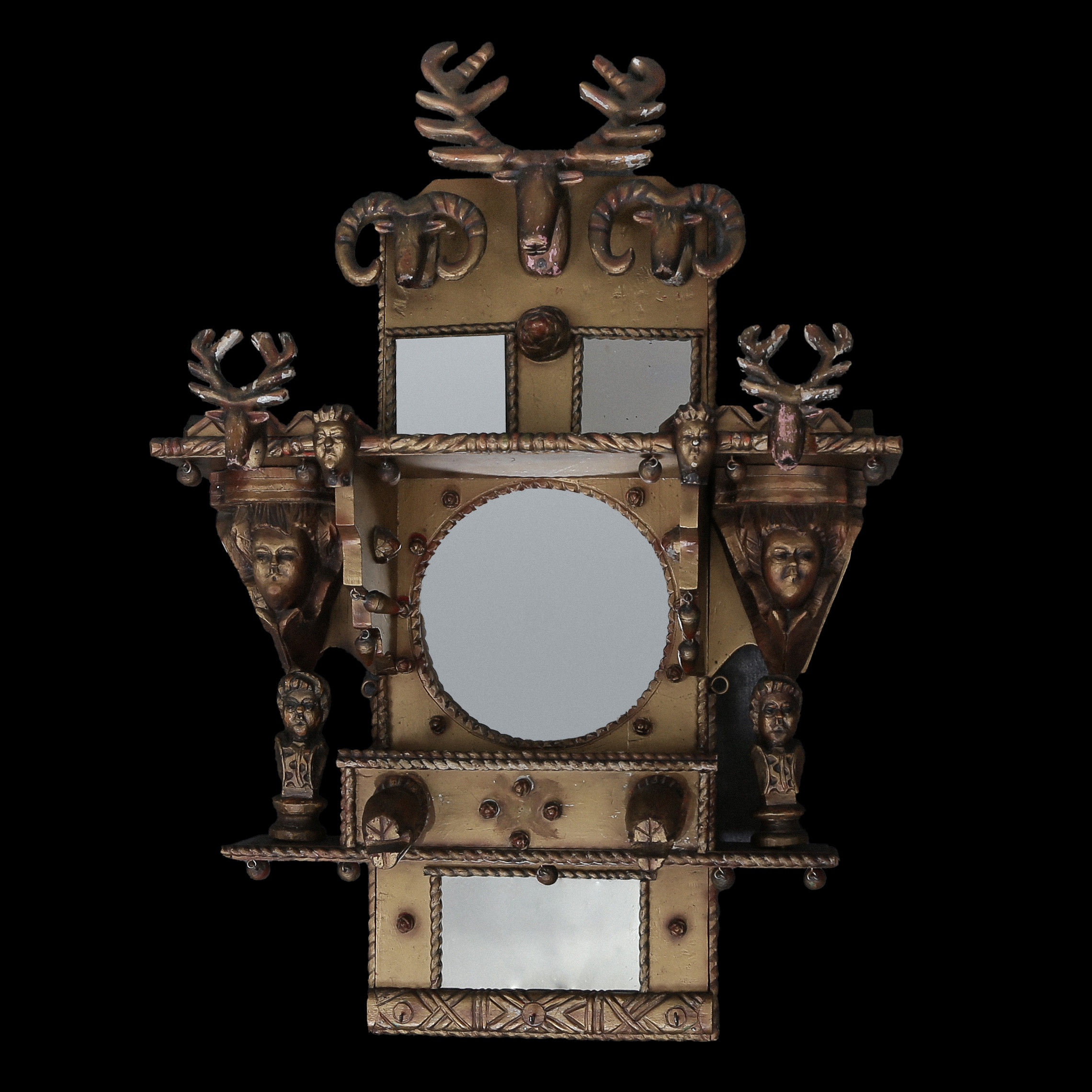 PER KARLSSON PUKABERG "DJÄVULSBERGET" SKULPTUR (90cm) TRÄ SKURNA, SNIDADE ORNAMENT, SPEGLAR, CA 1900.