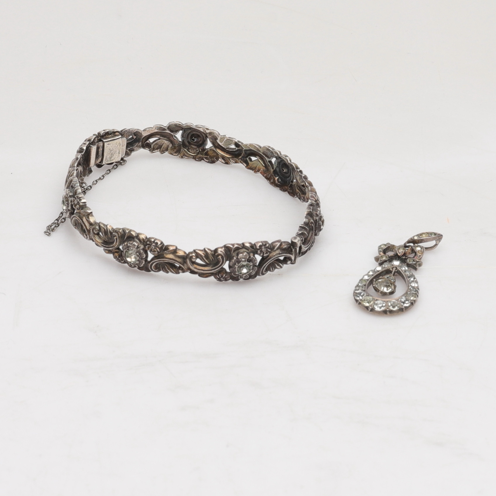 ARMBAND OCH HÄNGE med vita stenar, silver, 1900-tal.
