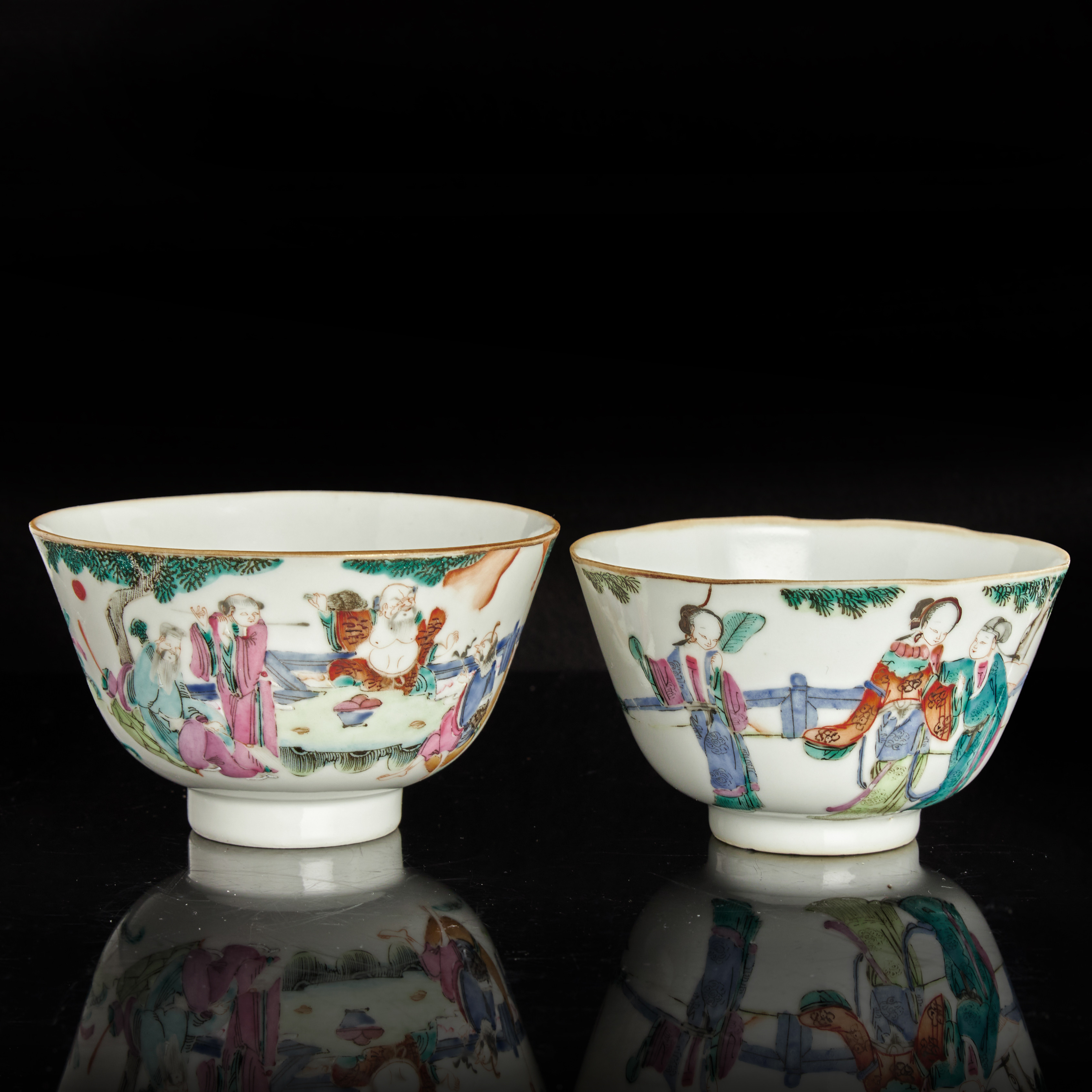 SKÅLAR (2), porslin, Kina, dekor i emaljfärger av figurscener, sen Qingdynastin (1644-1912).