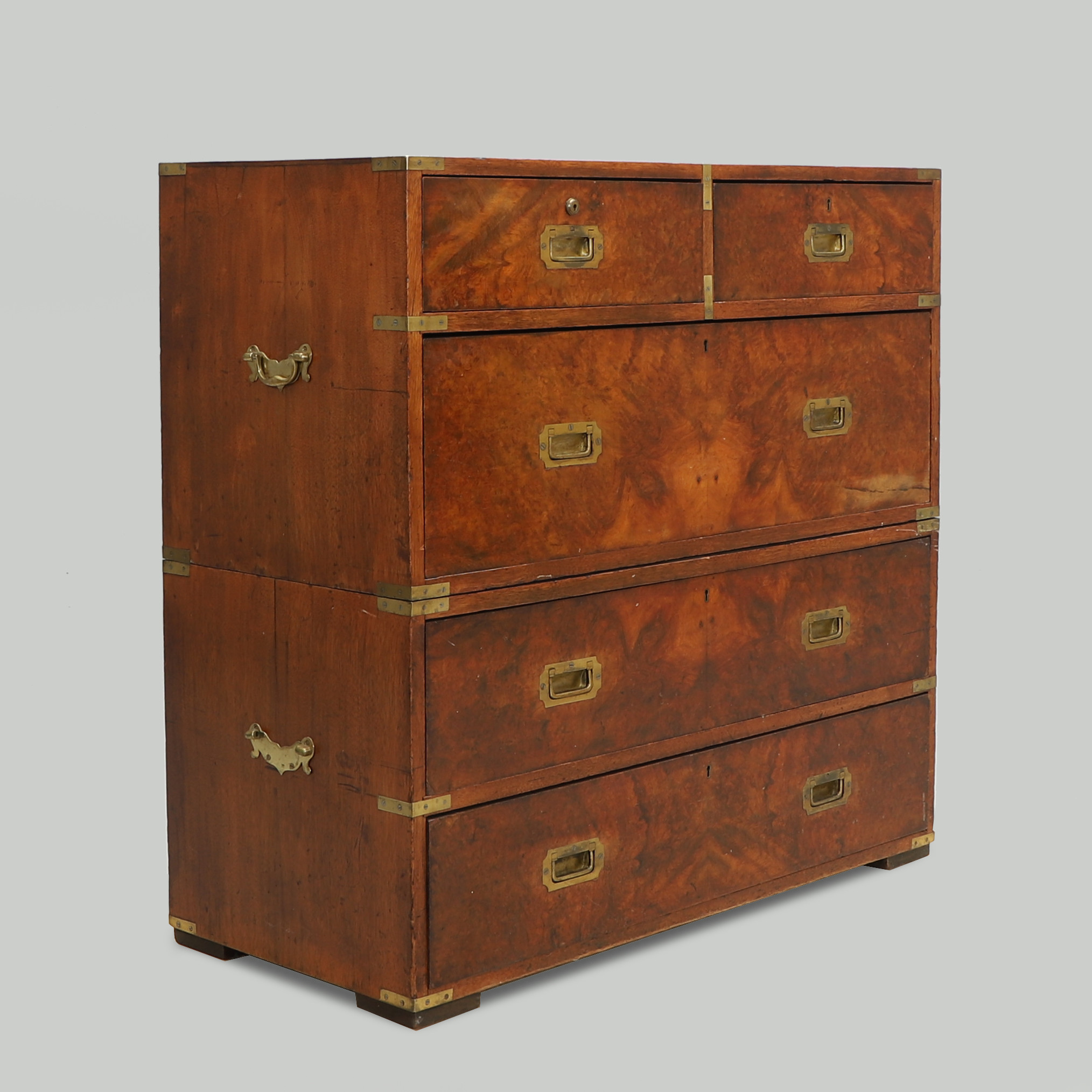BYRÅ, två delad, s.k. Campaign chest, England. 1800/1900-tal.
