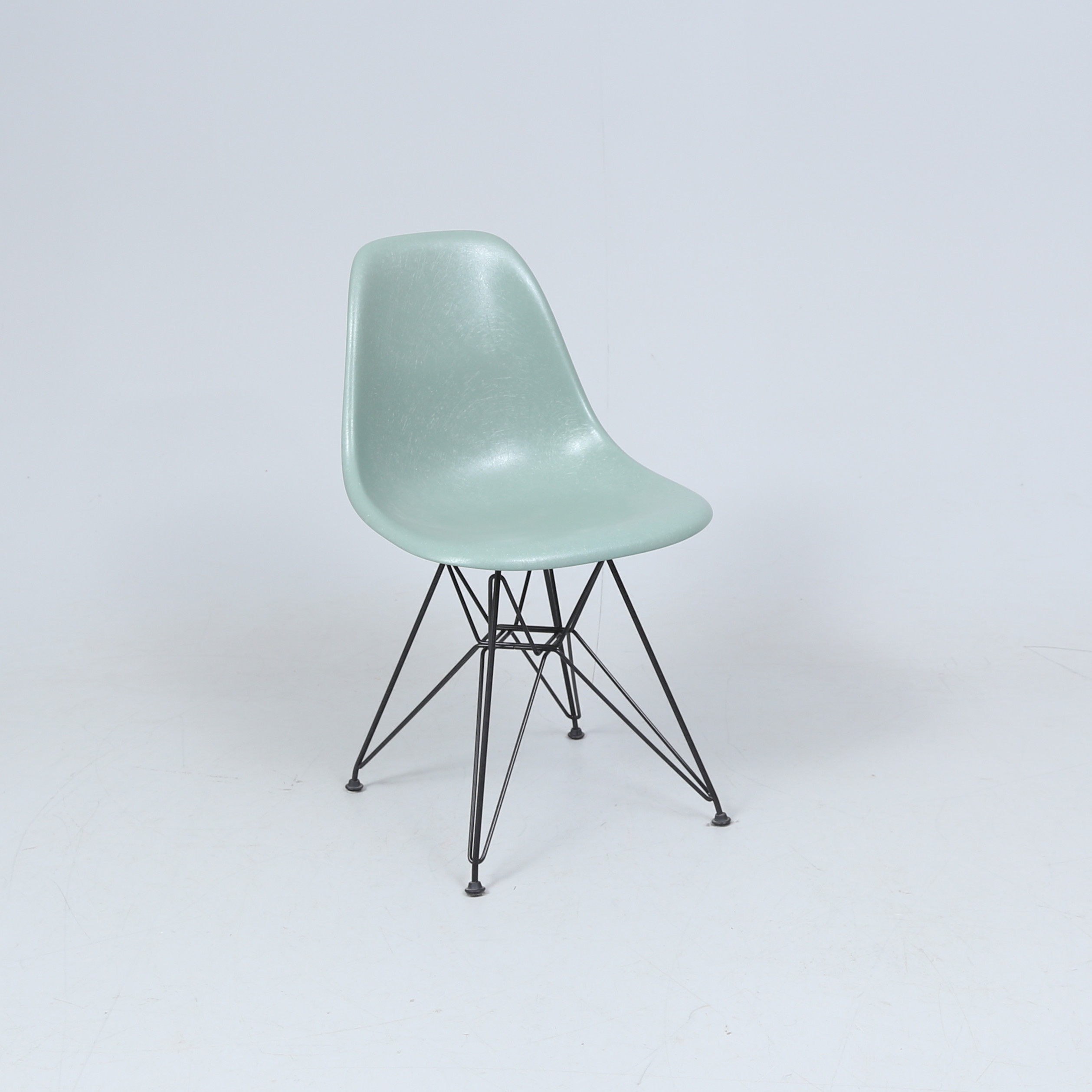 CHARLES & RAY EAMES. stol, "Fiberglass Chair DSX", för Vitra, sits av formgjuten glasfiber, underrede av lackerat stål, samtida tillverkning, märkt undertill med stämpel samt etikett.