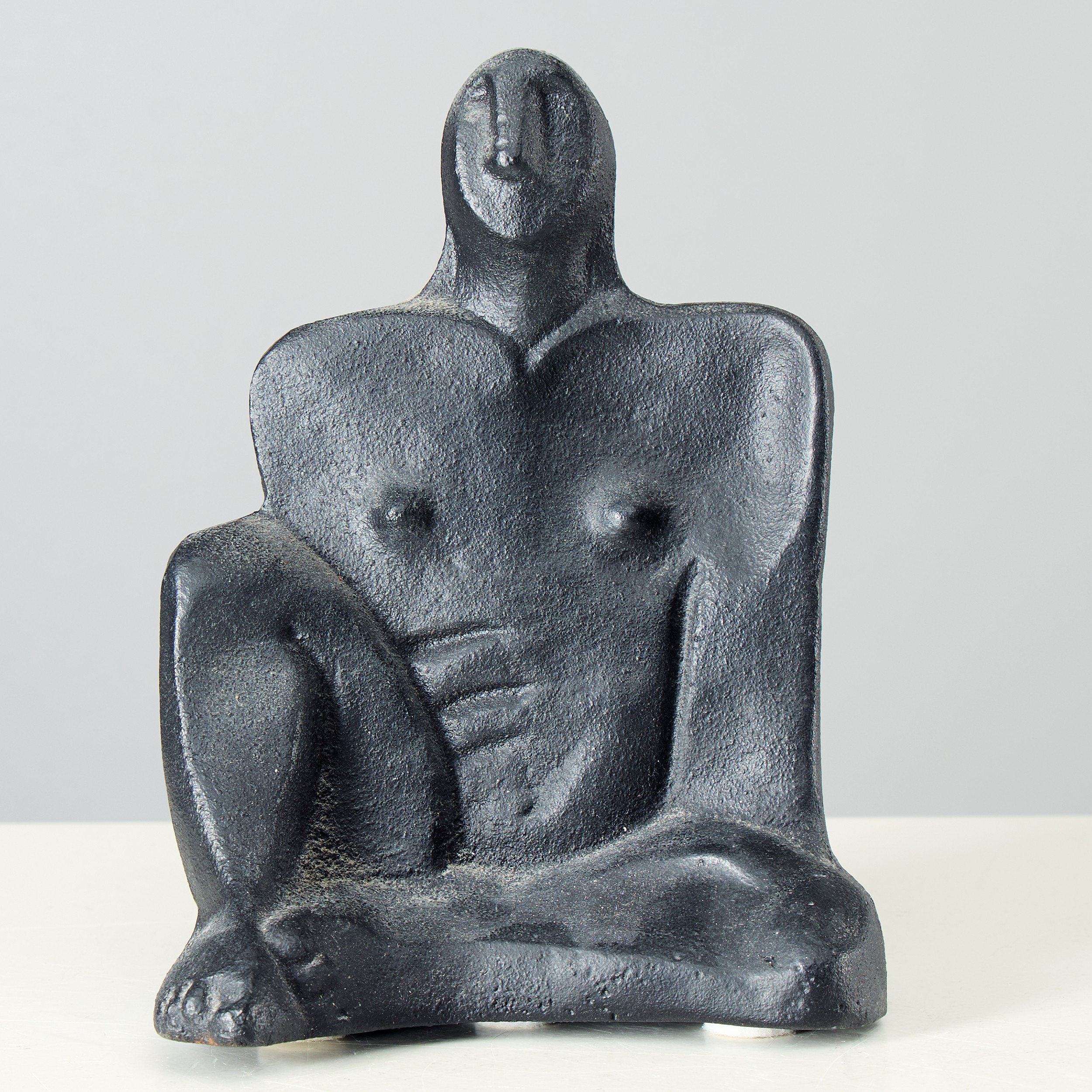 MARITA NORIN (1943-2021). Bokstöd/skulptur, monogramsignerad MN. Gjutjärn.