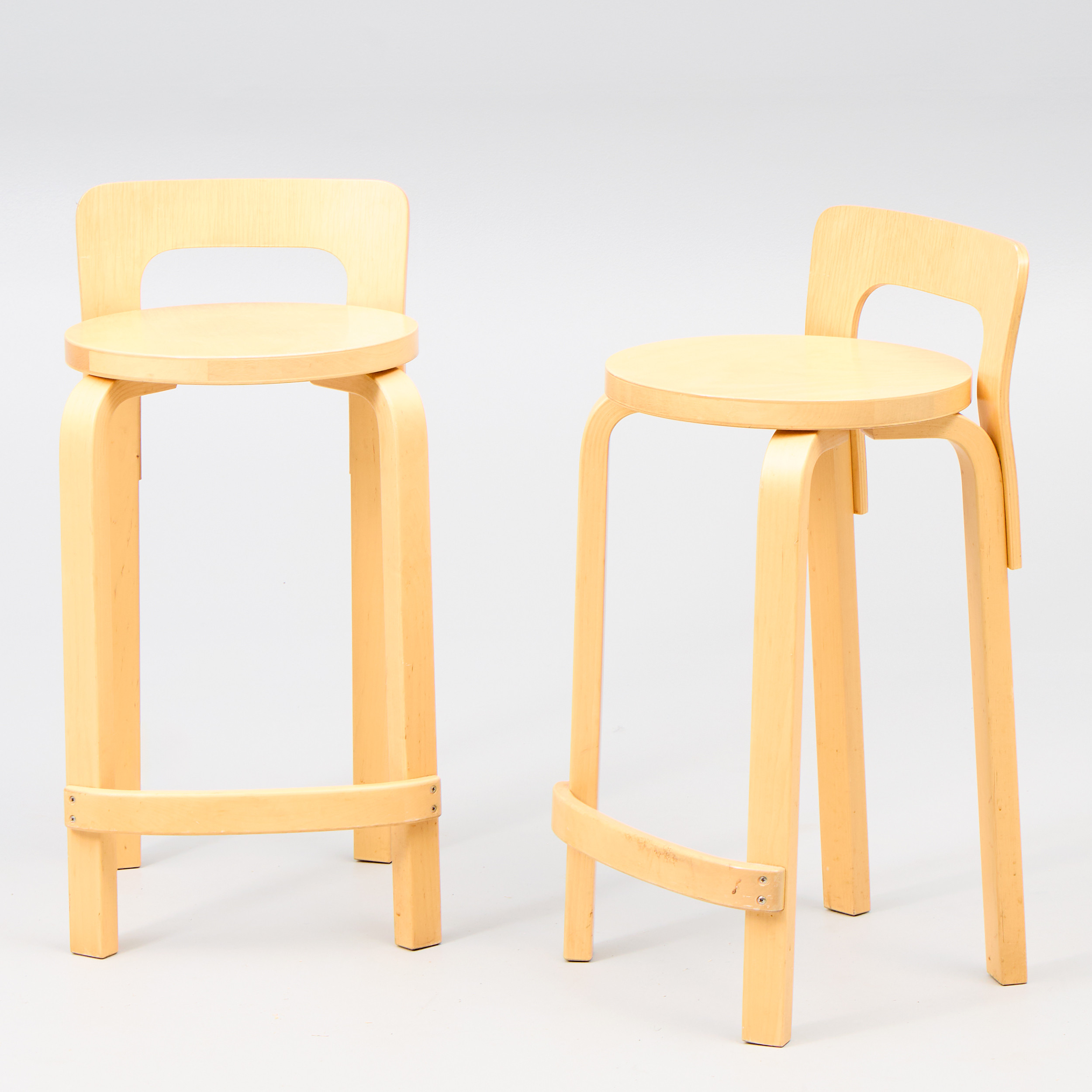 ALVAR AALTO. Barstolar, ett par, "K65". Artek, 1900-talets andra hälft. Formpressad och skiktlimmad björk.