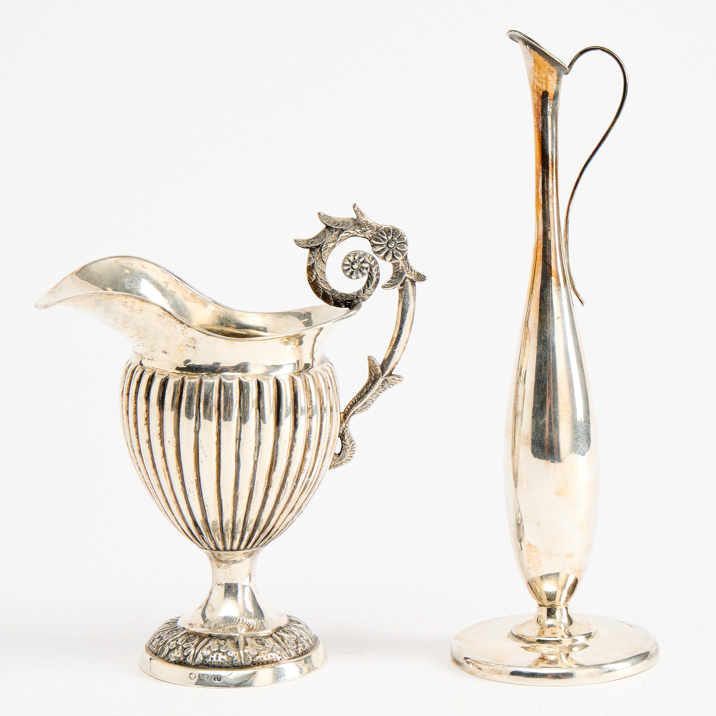 KANNOR, två stycken, 1800-tal och 1900-tal. Silver.