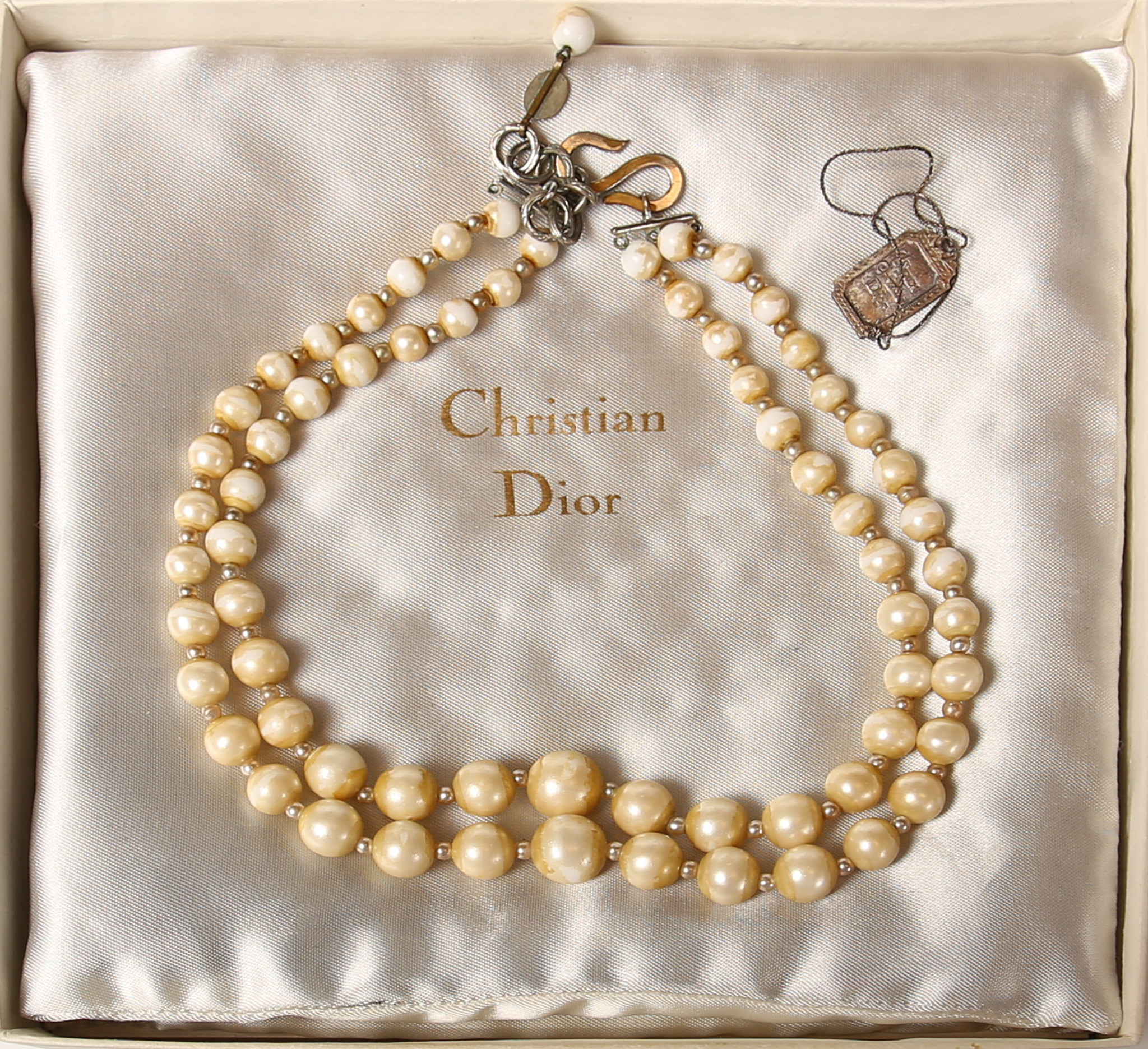 CHRISTIAN DIOR, Dubbelradigt pärlcollier med originalask.