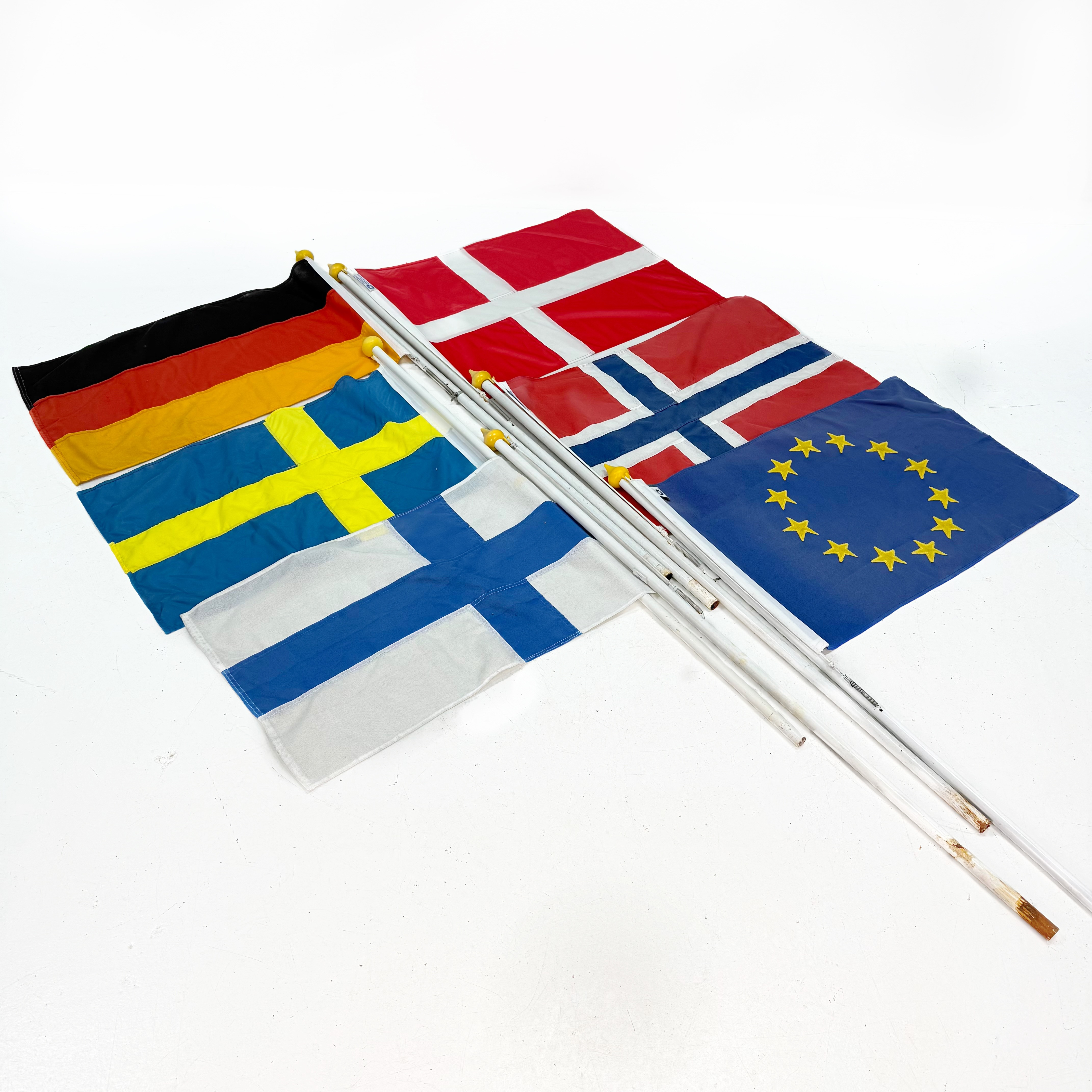 FLAGGOR - Svanen 6 st, metallstänger, Sverige, Finland, Danmark, Norge, Tyskland, EU.