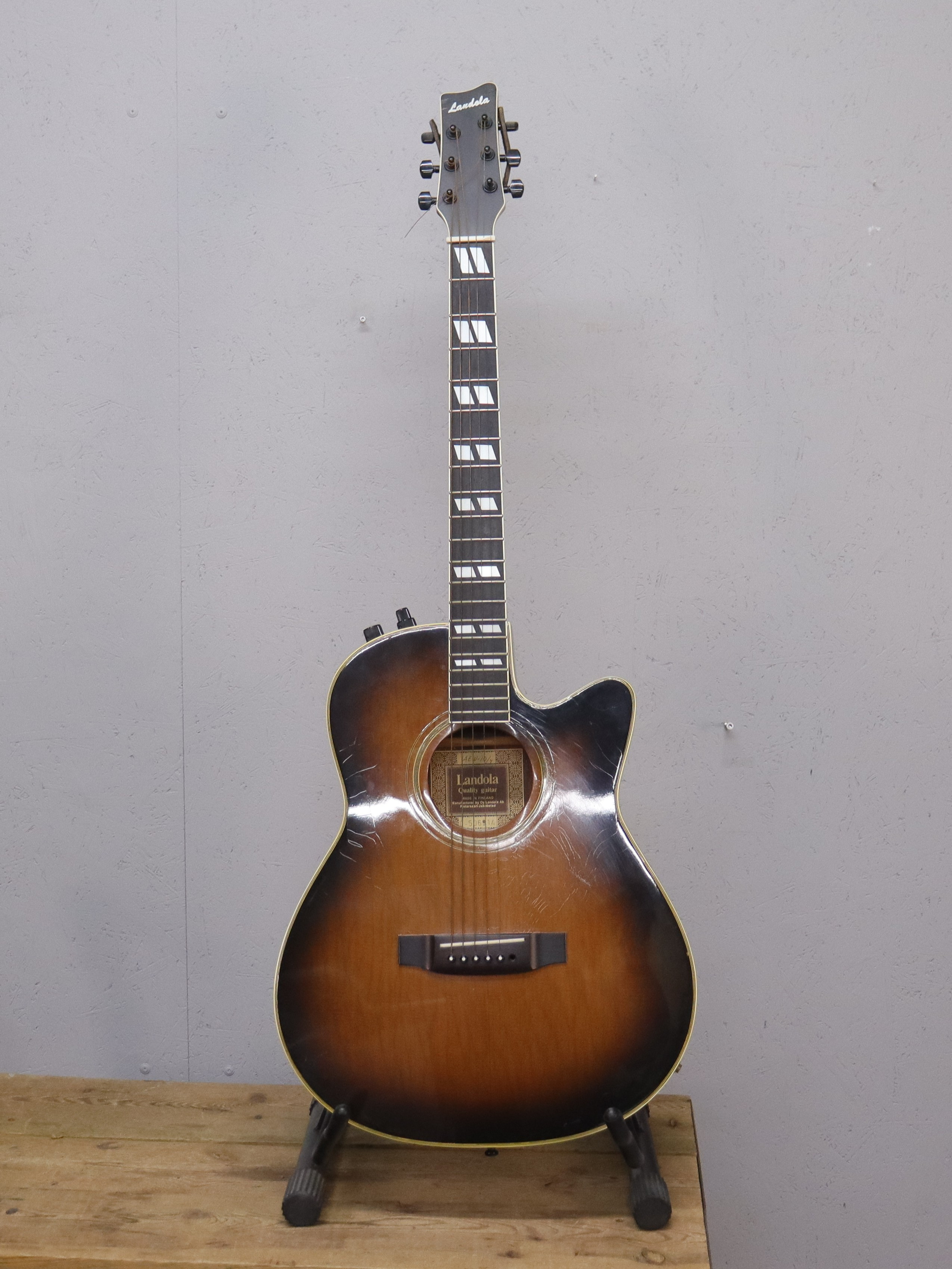GITARR, Landola AEW-10/4, akustisk, nylonsträngad med mikrofon, 1990-tal.