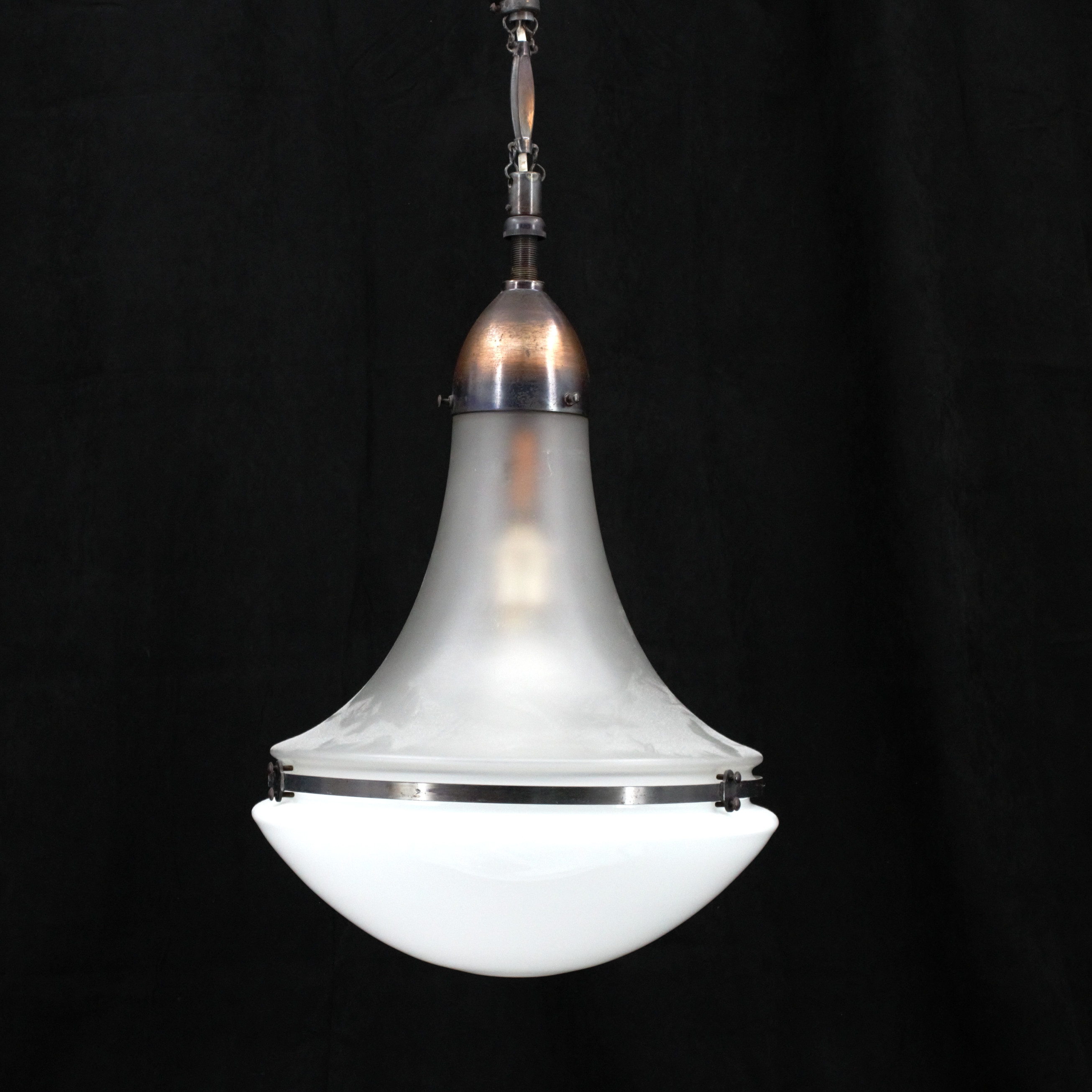 TAKLAMPA, mässing, överdel av frostat glas, underdel av opalglas, 1900-tal.