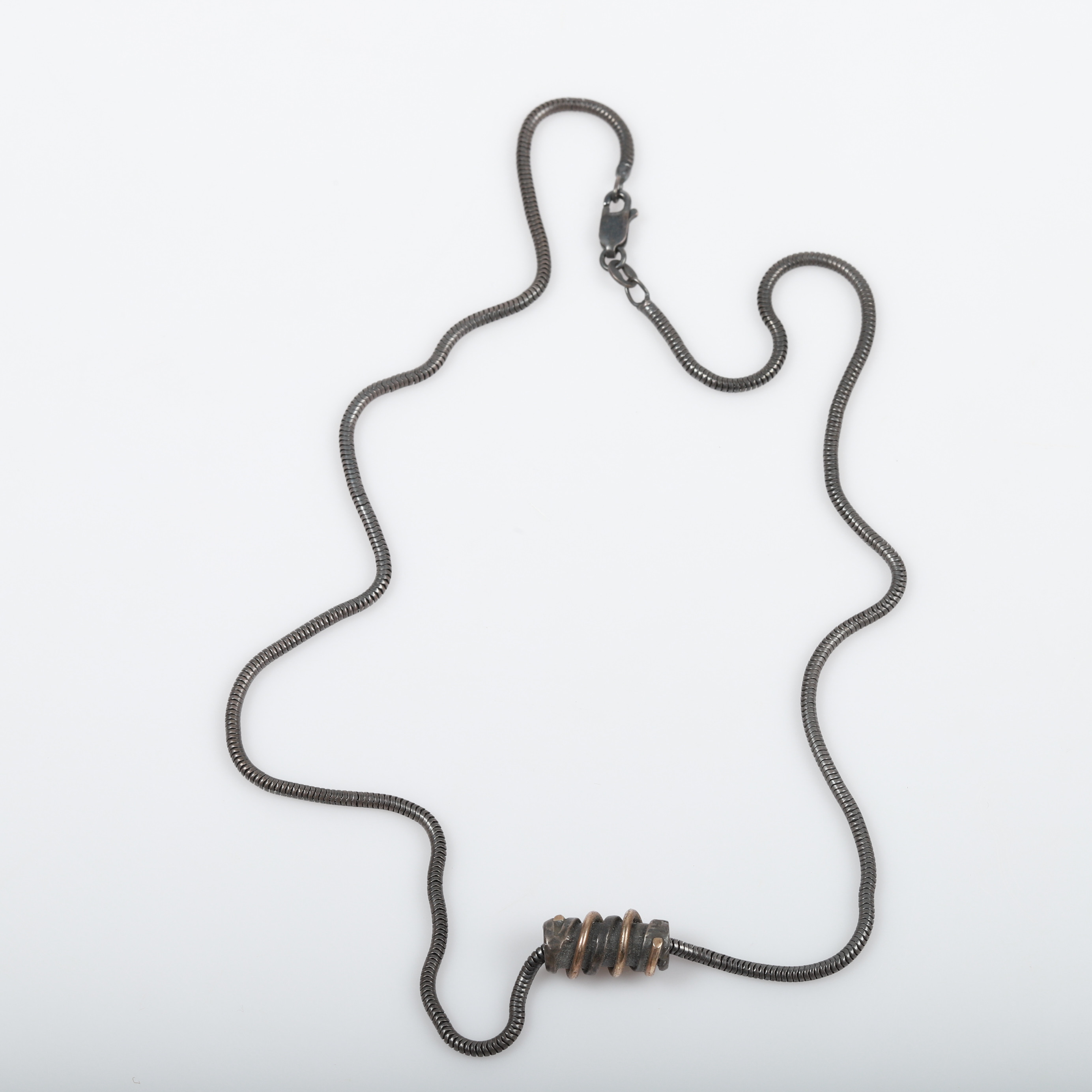 HALSSMYCKE, oxiderat sterlingsilver med dekor av 14 K guld.