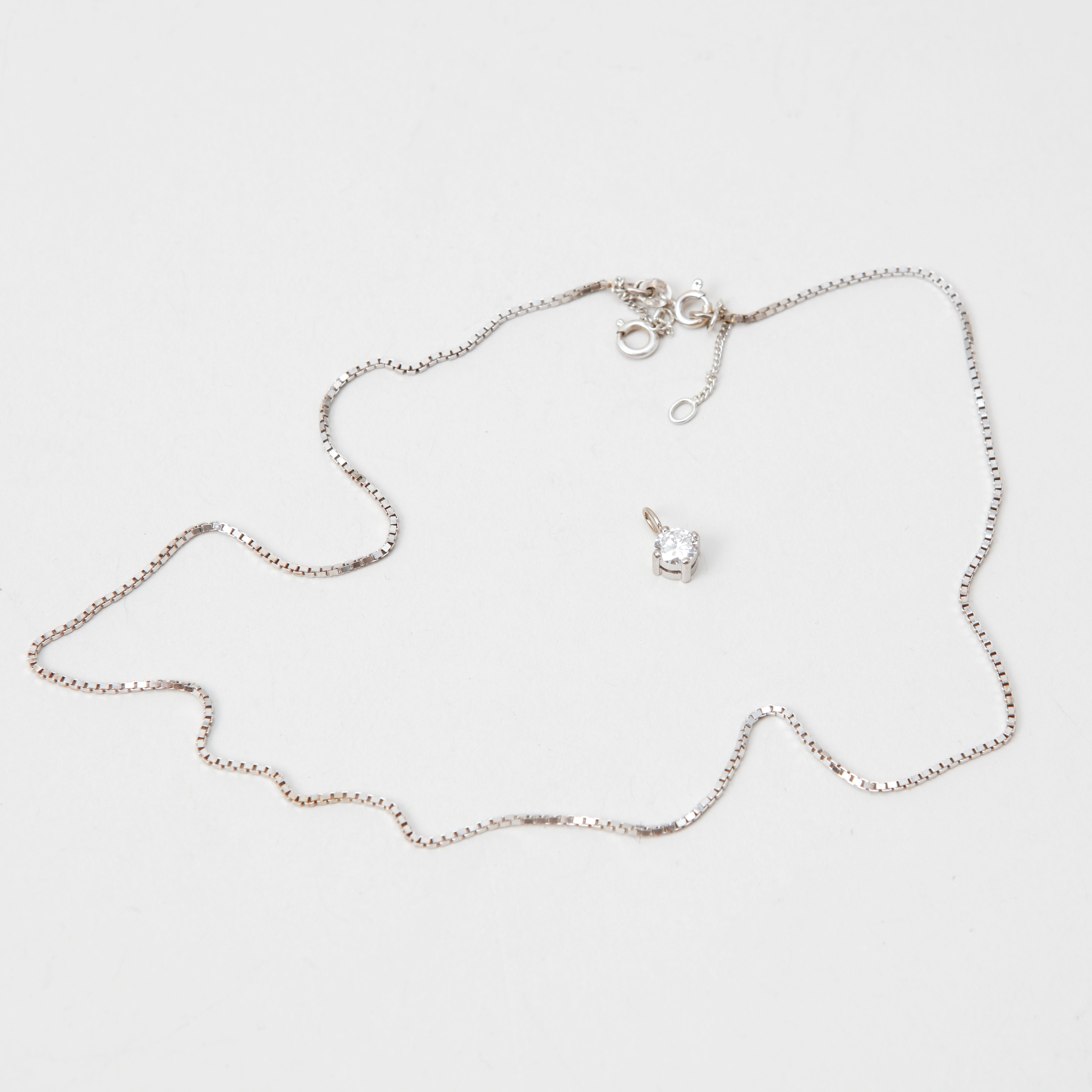 HÄNGE samt KEDJA , 18k vitguld, briljantslipad diamant ca 0,75ct, vikt ca 6,8 gram.