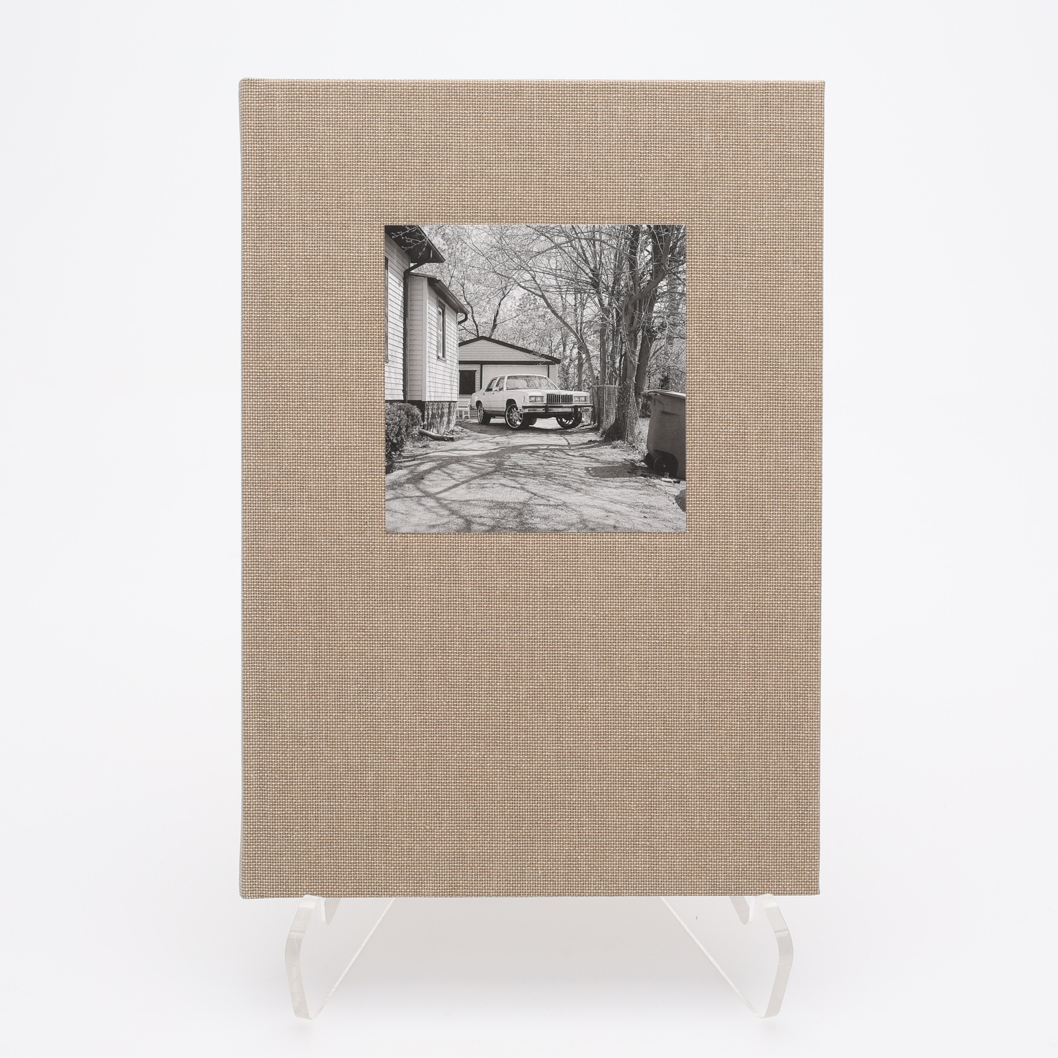 FOTO. DEN SVENSKE FOTOGRAFEN GERRY JOHANSSONS "PONTIAC" I BEGRÄNSAD UPPLAGA, 2011 - MED DATERAD DEDIKATION FRÅN GERRY JOHANSSON.