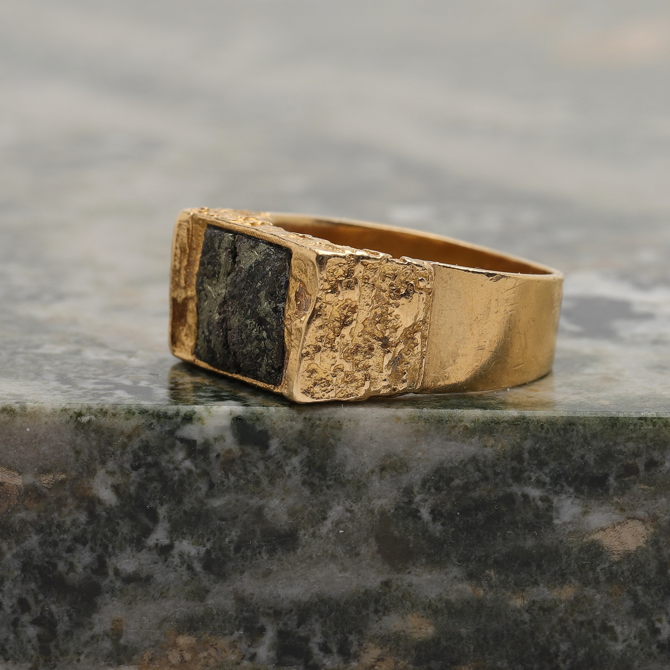 BJÖRN WECKSTRÖM. ring, 18K guld med guldmalm, Lapponia, Finland. Totalvikt ca 10 g.