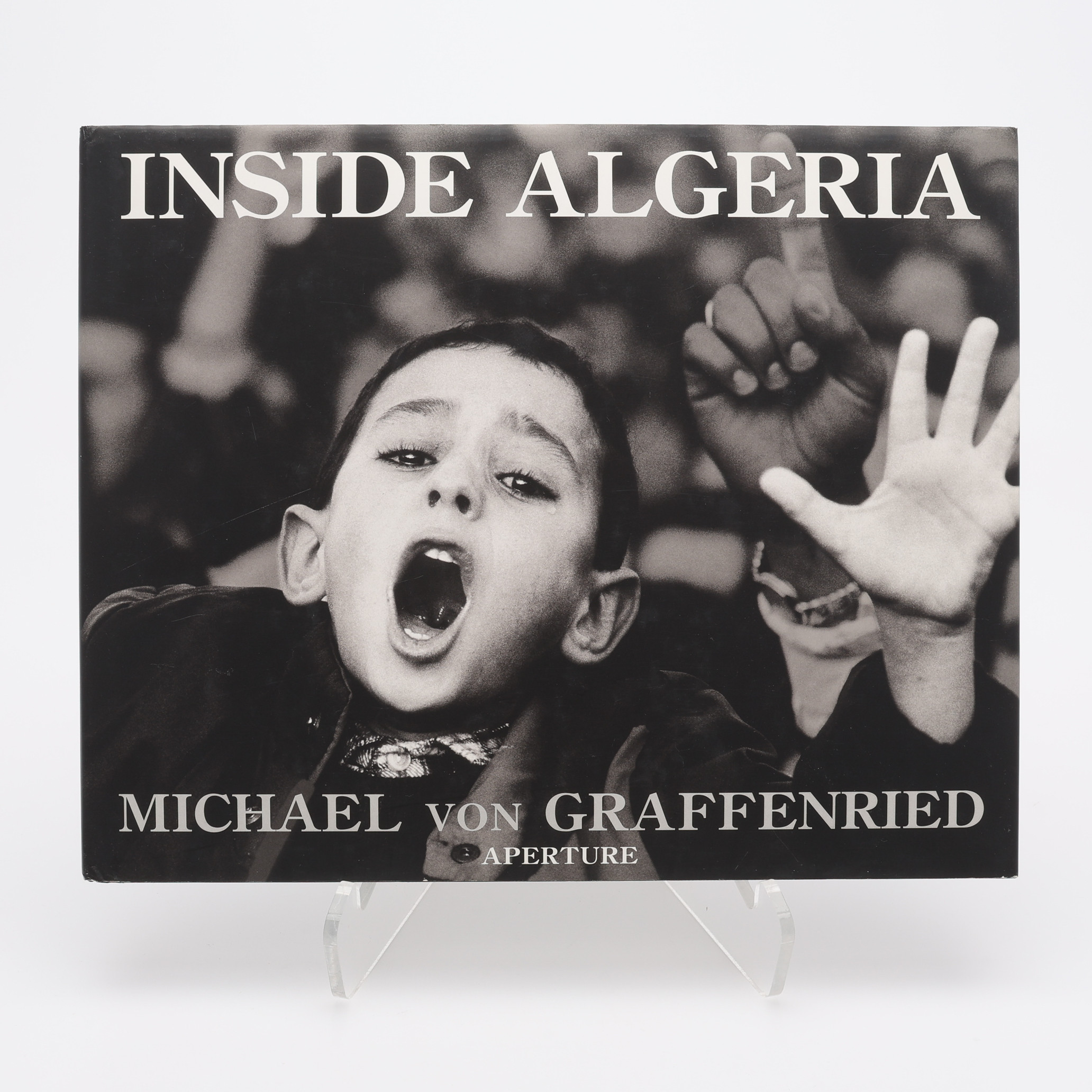 FOTO. DEN SCHWEIZISKE FOTOGRAFEN MICHAEL VON GRAFFENRIEDS "INSIDE ALGERIA" I FÖRSTA UPPLAGAN, 1998.