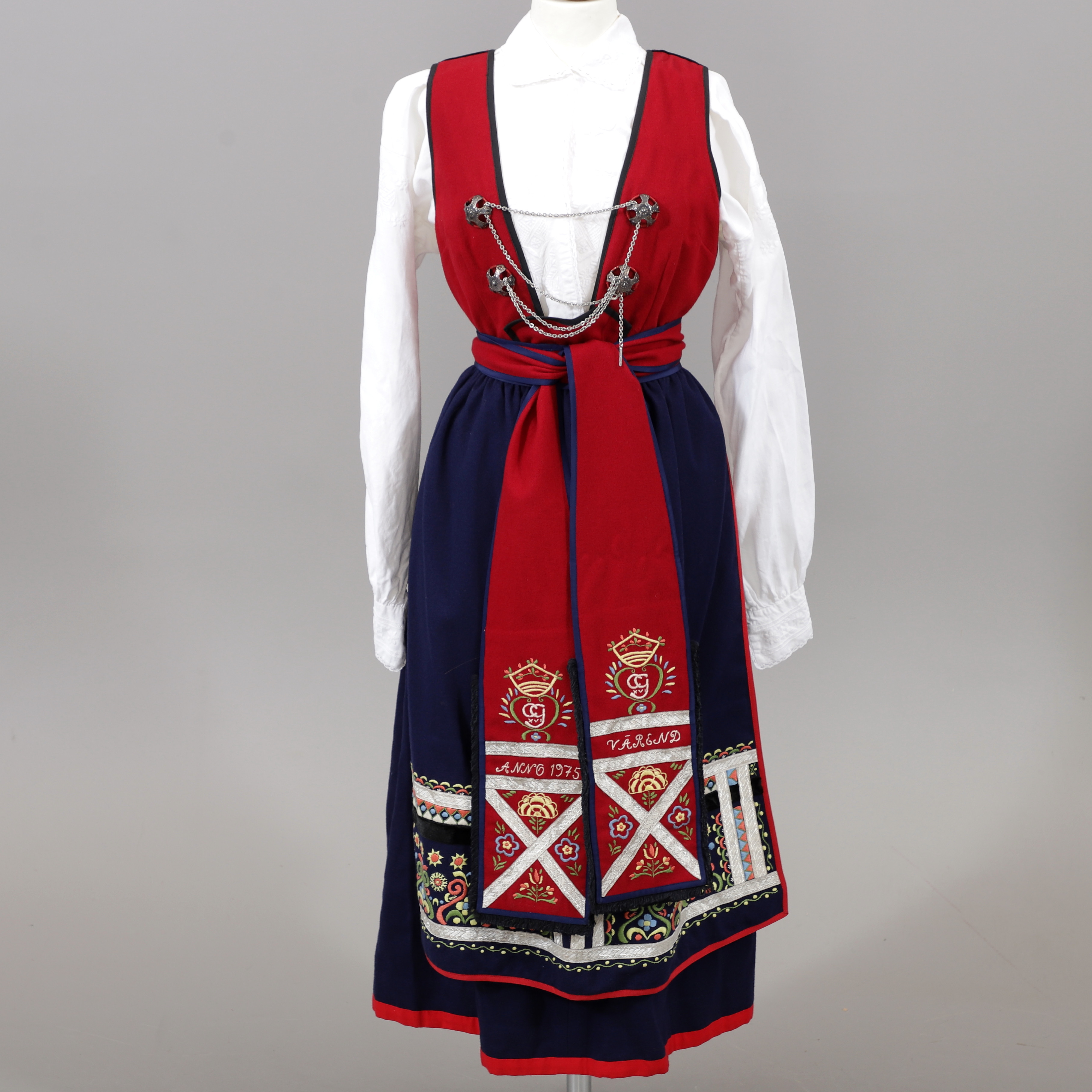 VÄRENDSDRÄKT, 1975.