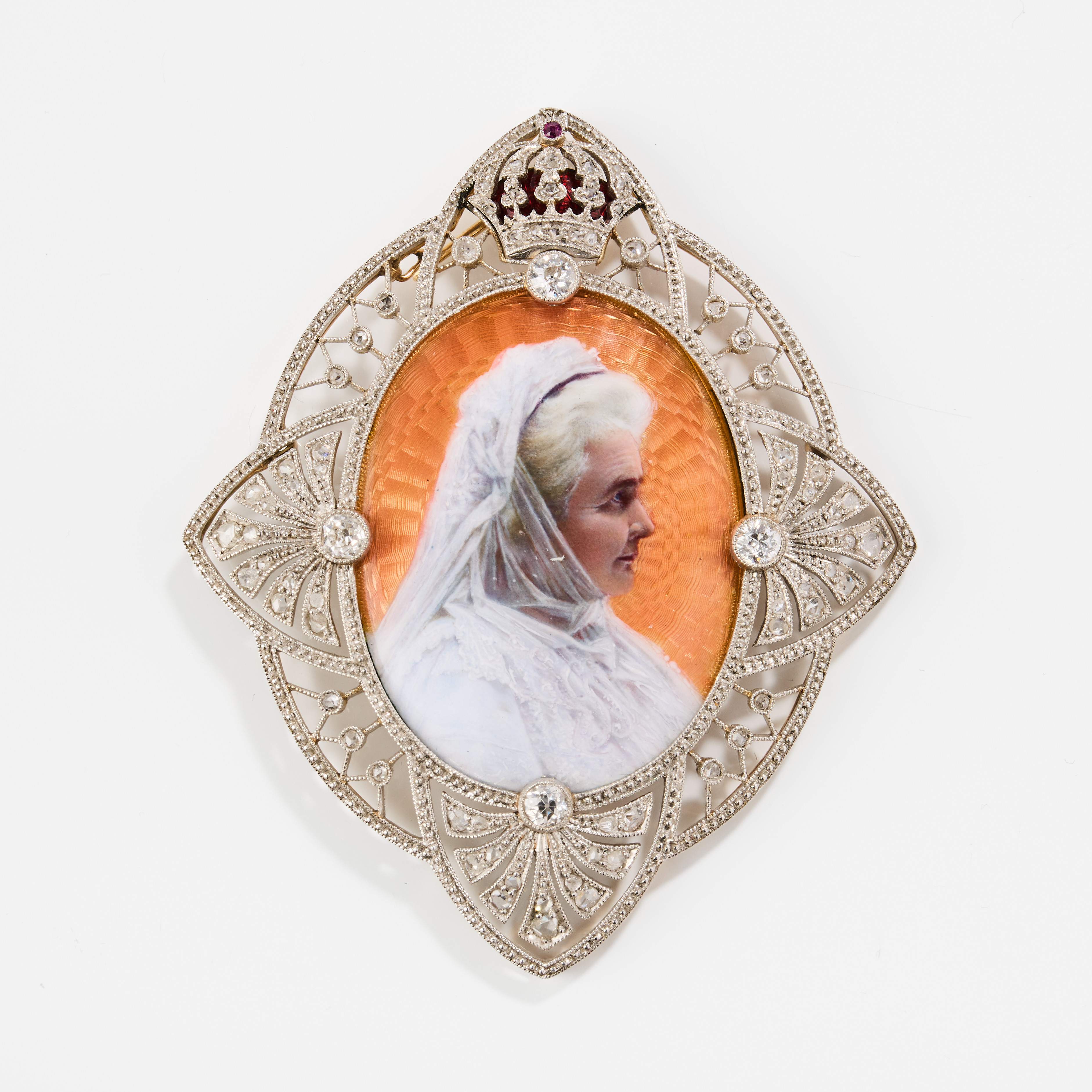 KUNGLIGT HÄNGE, platina/guld, emalj, rubin och diamanter, Belle Èpoque, omkring 1910, porträtt föreställande Drottning Elisabeth av Rumänien (Carmen Sylva) 1843-1916.