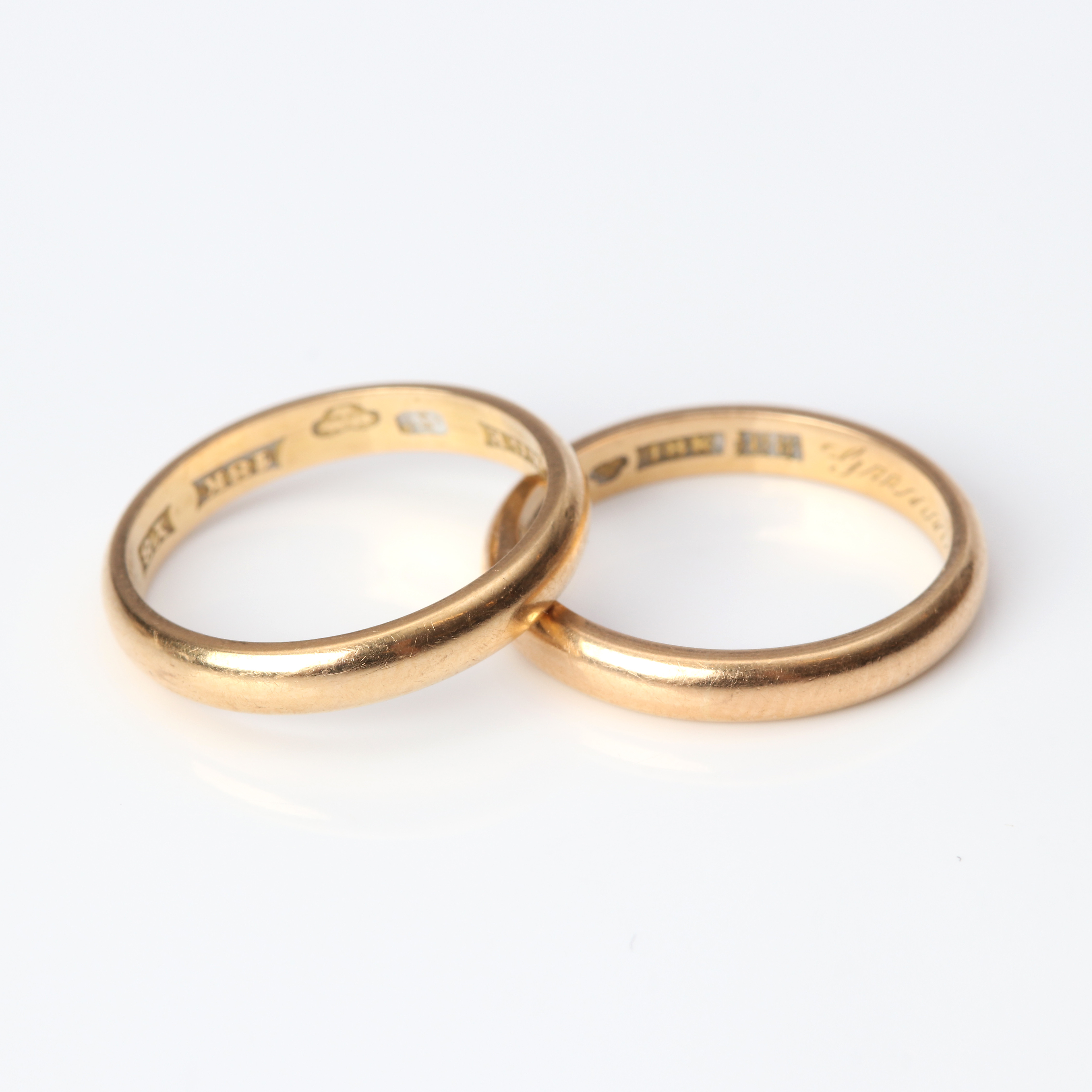 SLÄTA RINGAR, TVÅ ST. 18k guld vikt ca 5,7 gram.