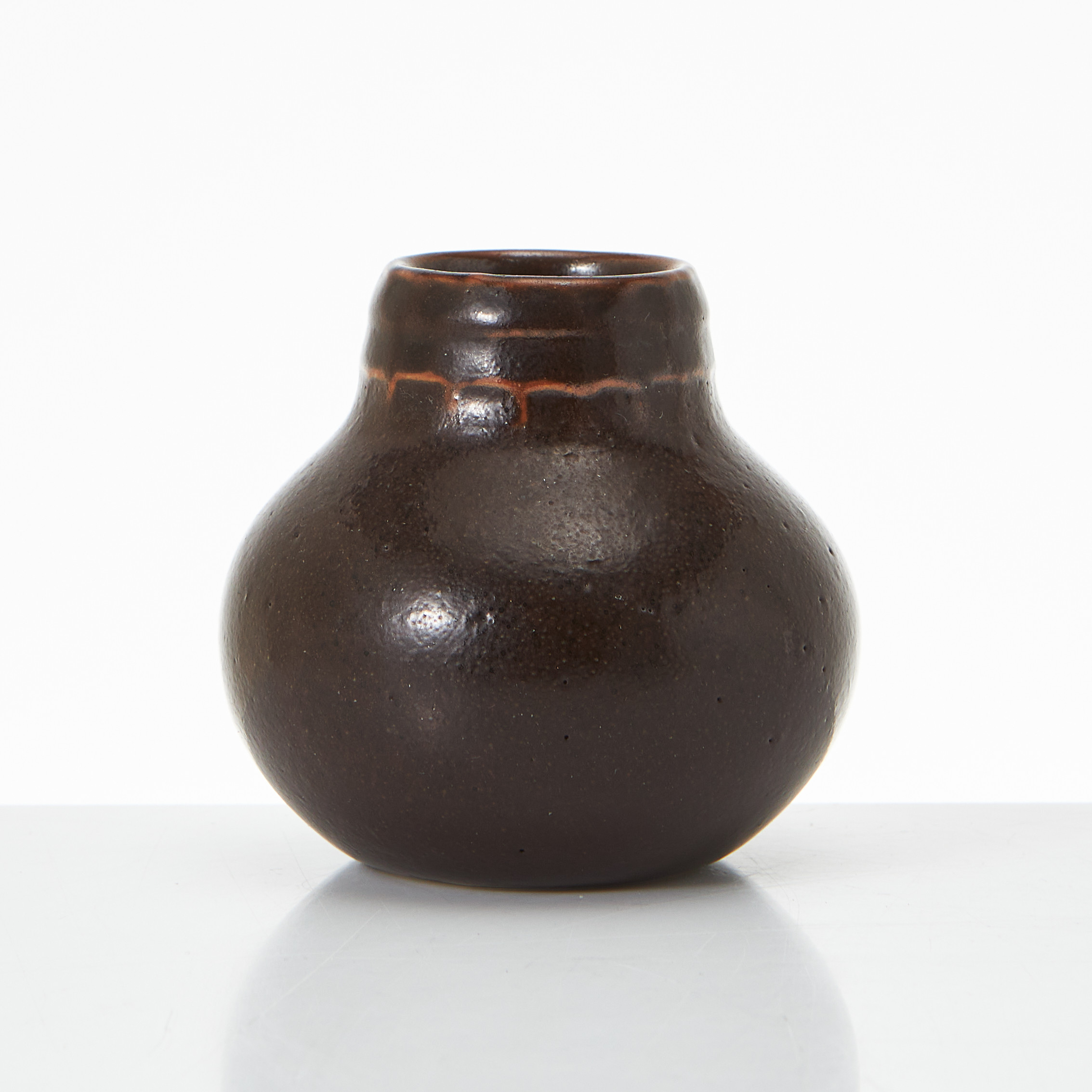 EVA STAEHR-NIELSEN. (Danmark, 1911–1976). Miniatyrvas, stengods, numrerad 22446, Royal Copenhagen, Danmark.