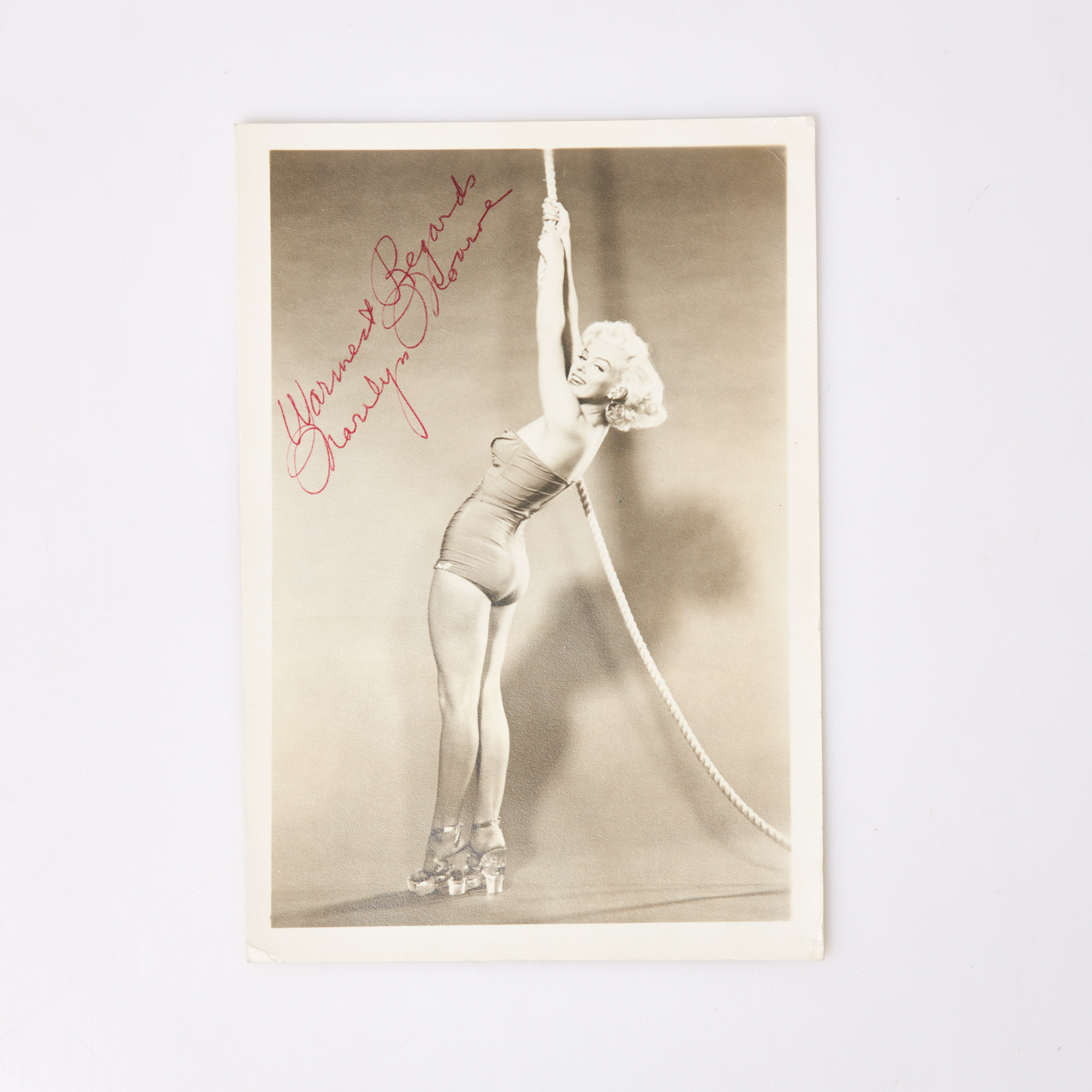 MARILYN MONROE. Signerat fotografi i röd bläckpenna, foto av James Turner.
