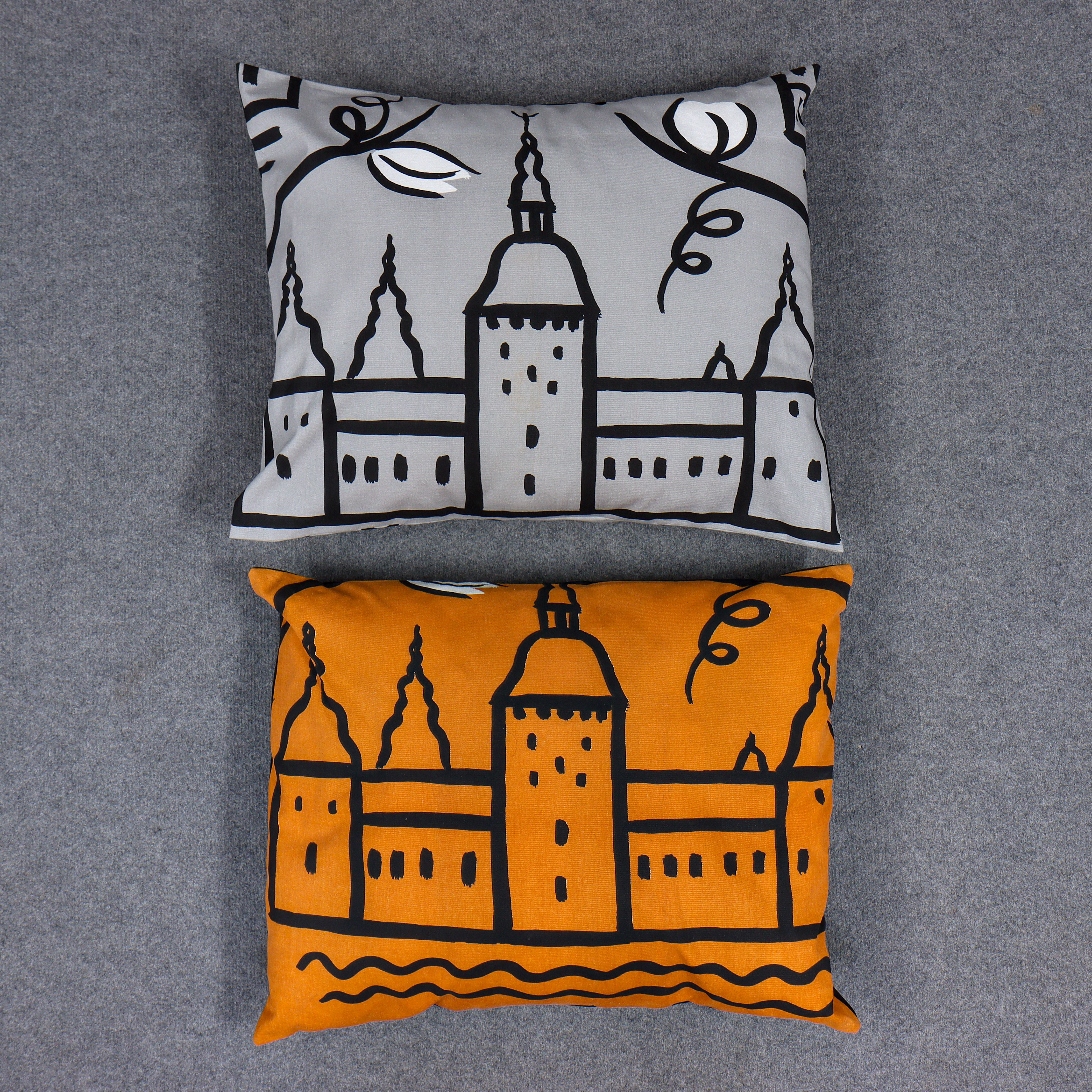 BIRGITTA HAHN. 2 KUDDAR, TEXTIL "CALMARIANA" 600-ÅRSJUBILEÉT AV KALMARUNIONEN 1997. FRÅN ORIGINALTRYCKNINGEN (ERIK BROMAN OCH LENA DANIELSSON).