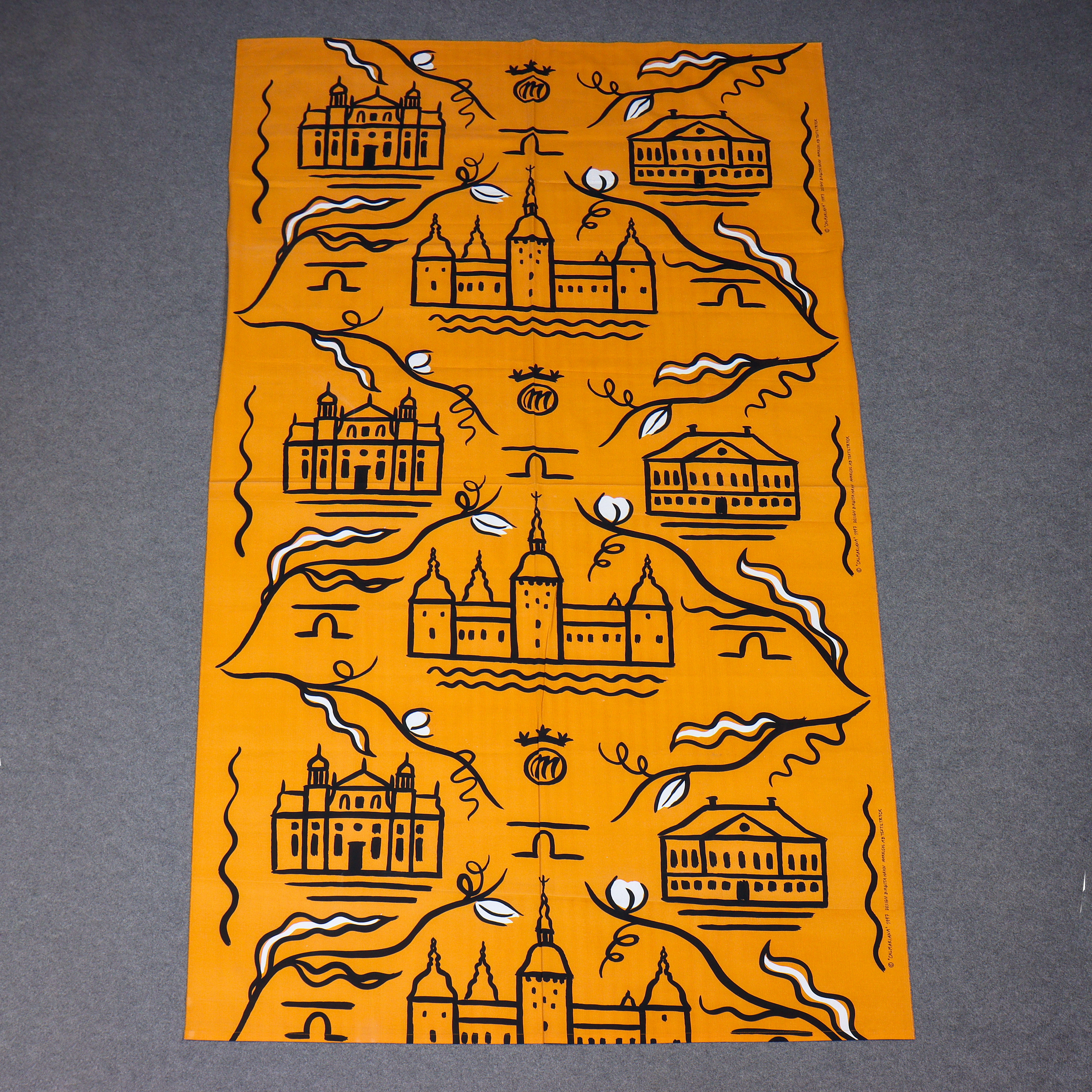 BIRGITTA HAHN. TEXTIL "CALMARIANA" 600-ÅRSJUBILEÉT AV KALMARUNIONEN 1997. FRÅN ORIGINALTRYCKNINGEN (ERIK BROMAN OCH LENA DANIELSSON).