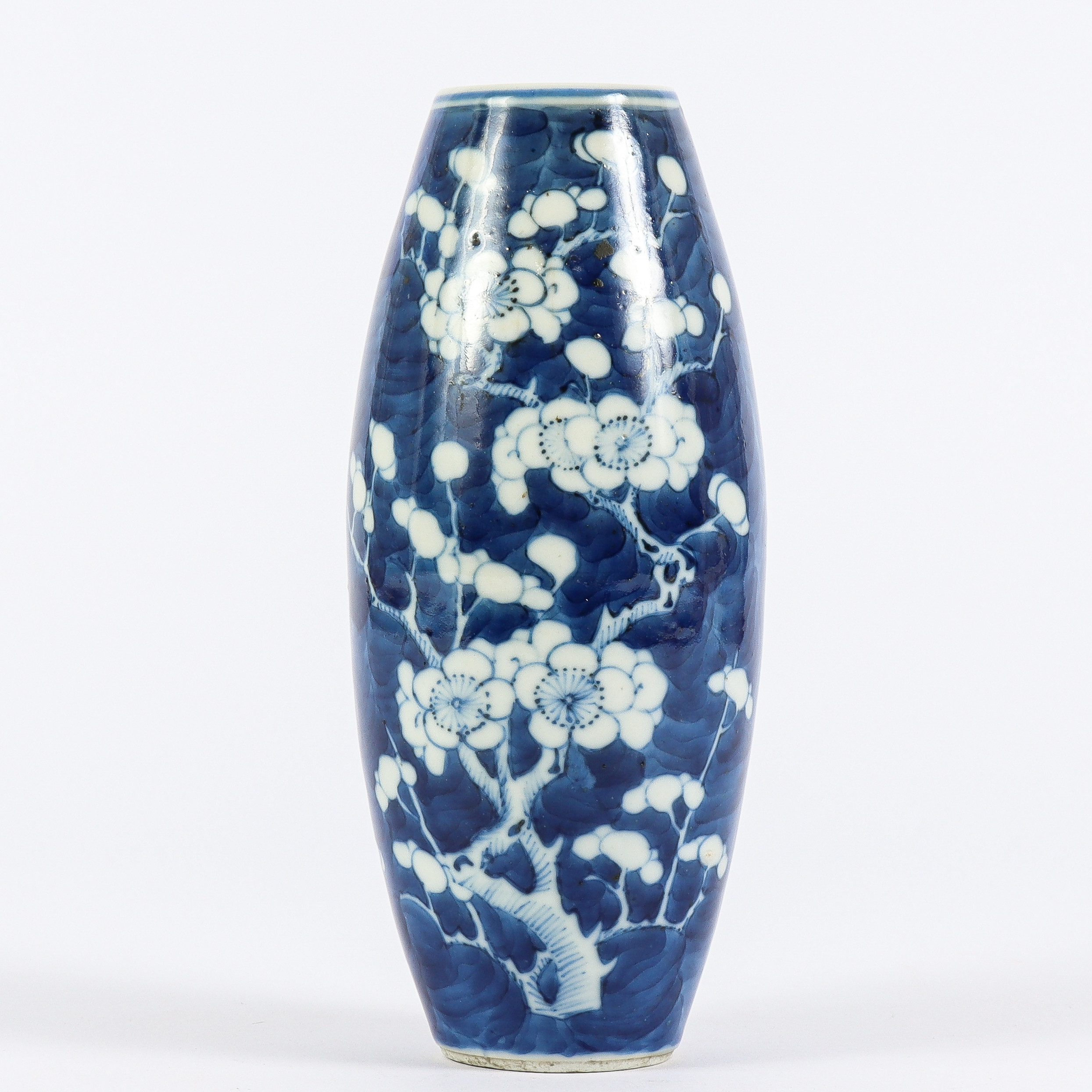 VAS, porslin, Kina, Kangxi-revival, 1800-talets andra hälft.