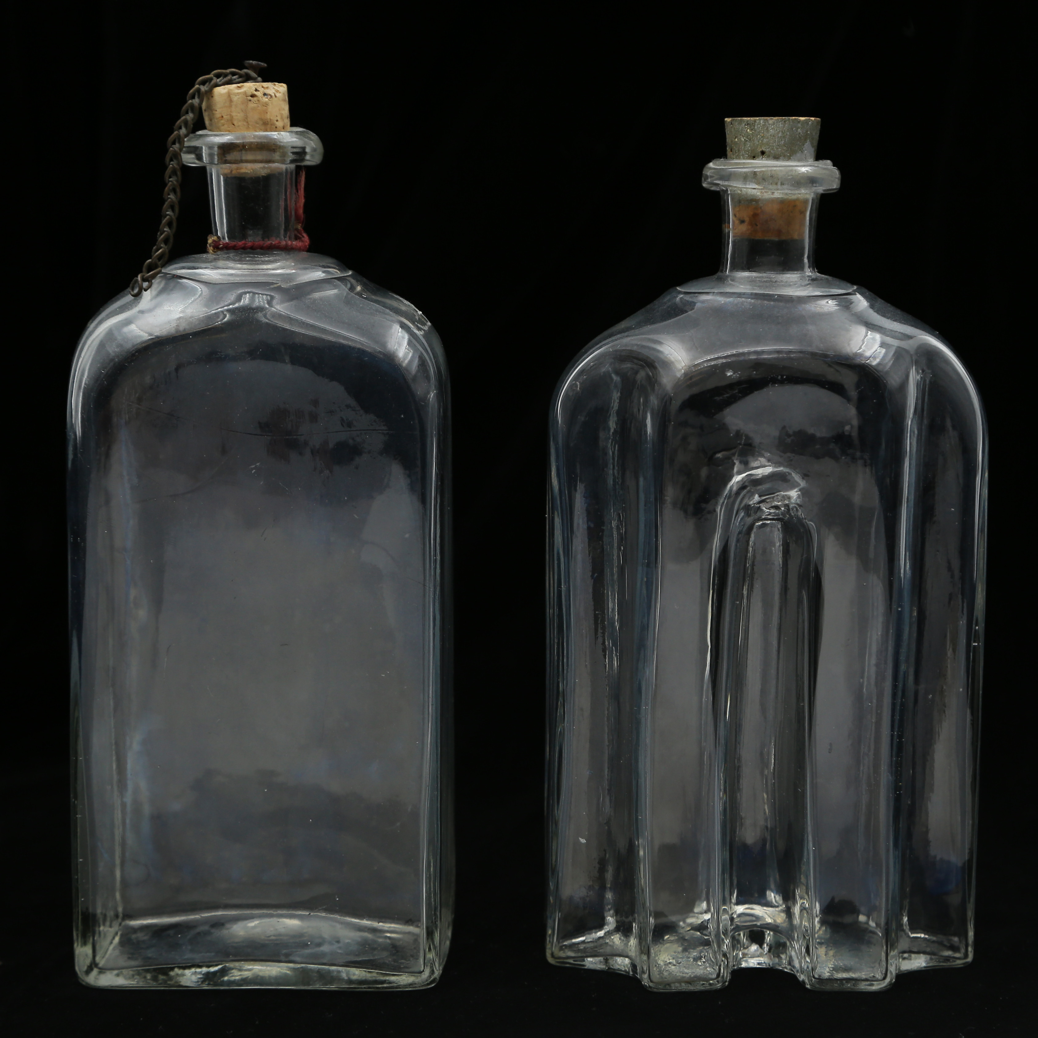 GREPPAFLASKA OCH BRÄNNVINSFLASKA, 1800-TAL.