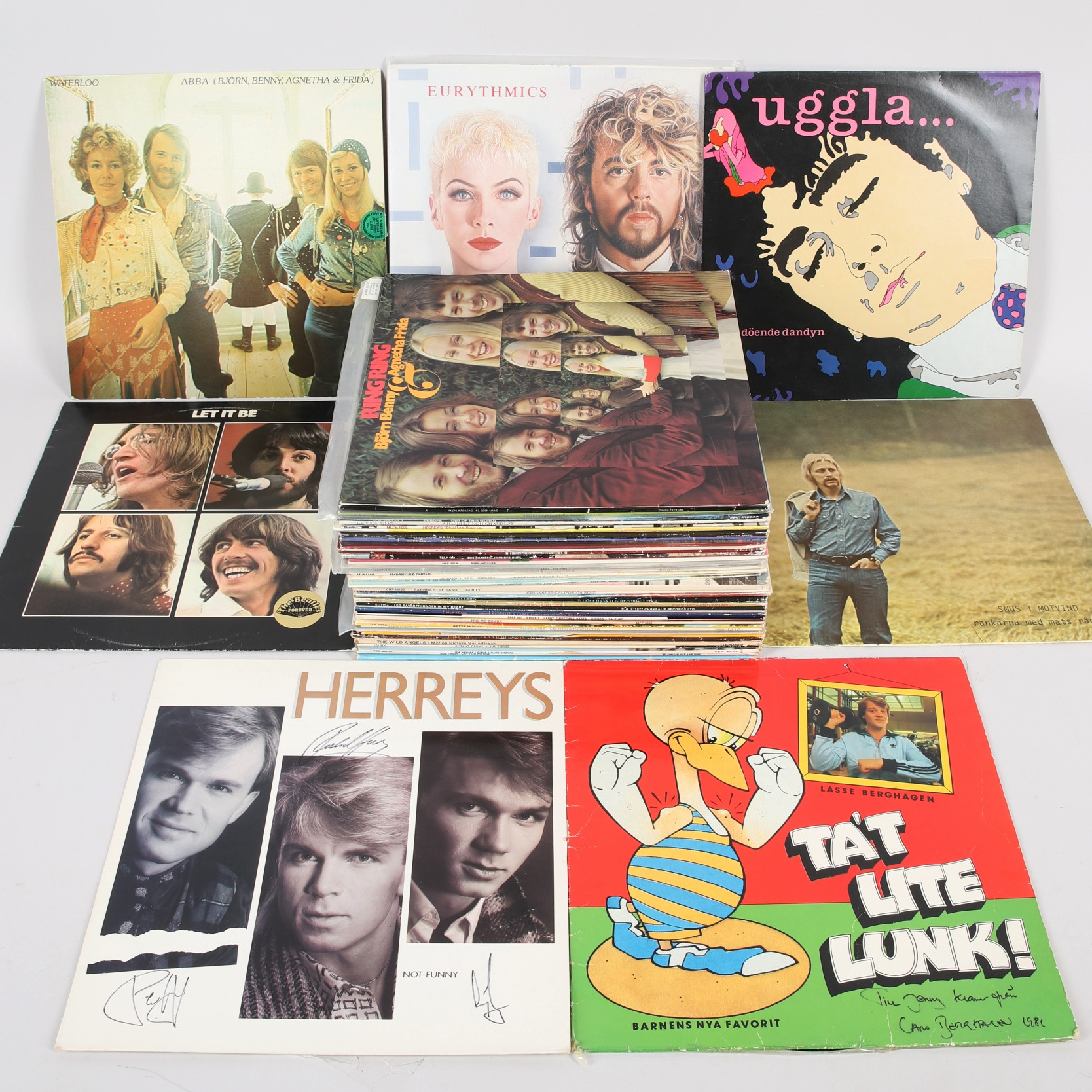 VINYLSKIVOR, 53 st, blandade genrer, bl.a. Beatles, "Let it Be", ABBA "Waterloo", 2st med autografer, 1900-tal.