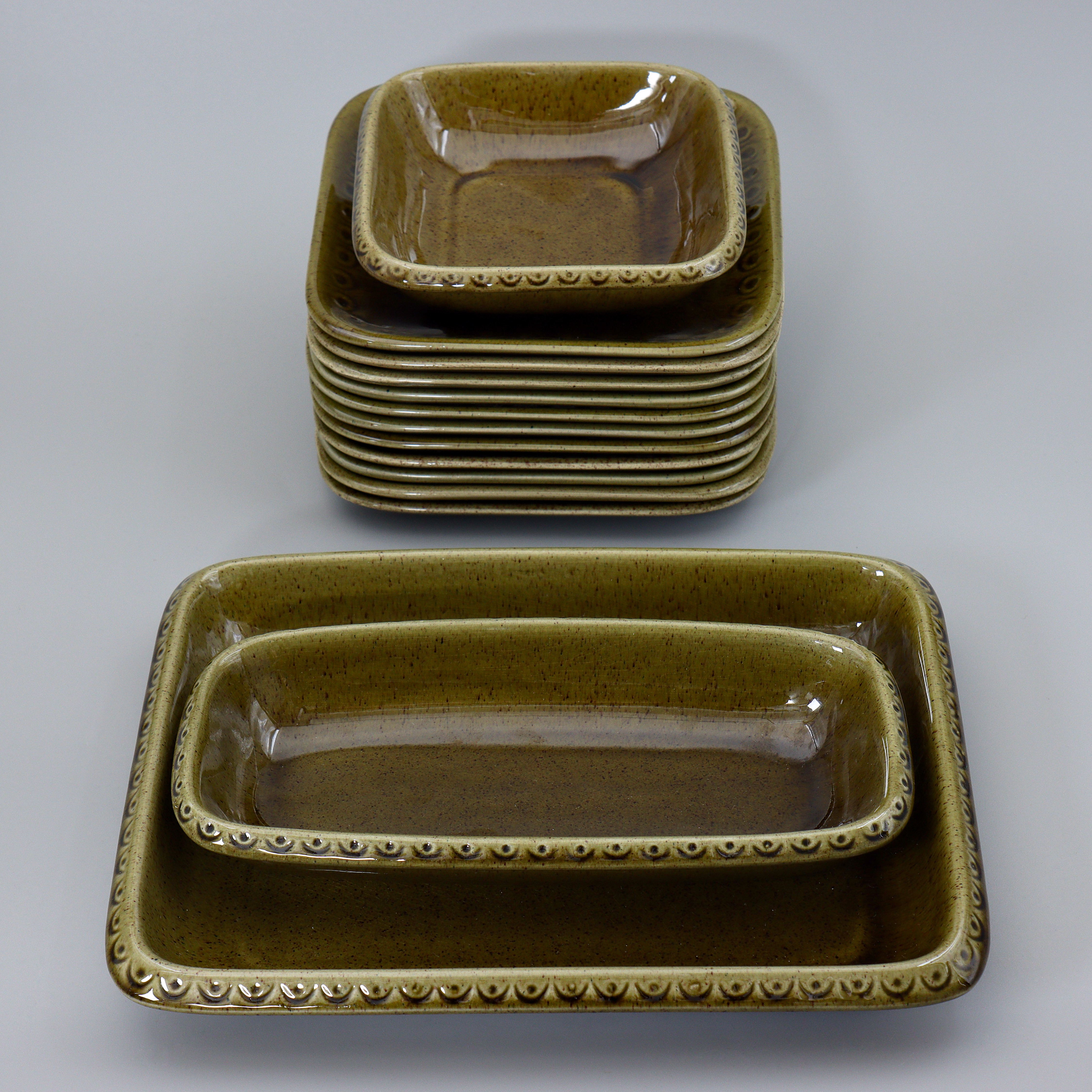 11 TALLRIKAR OCH 3 FAT "DECO" HELSINGBORG.