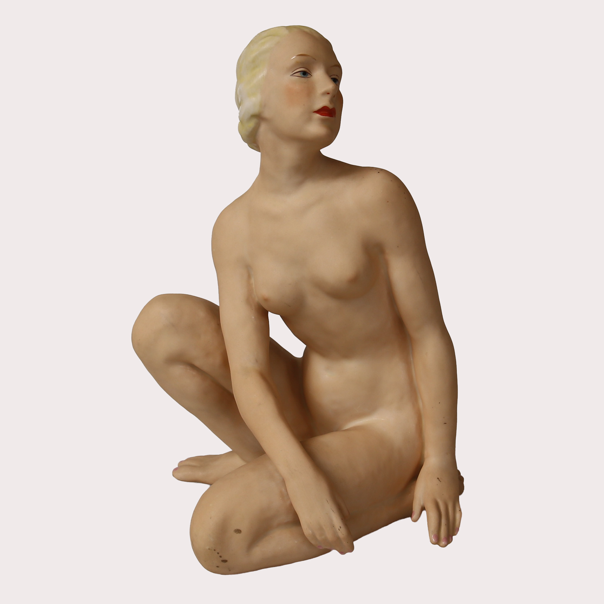 FIGURIN, porslin, sittande kvinna, Schaubach Kunst, Tyskland. Omkring 1900-talets tredje fjärdedel.