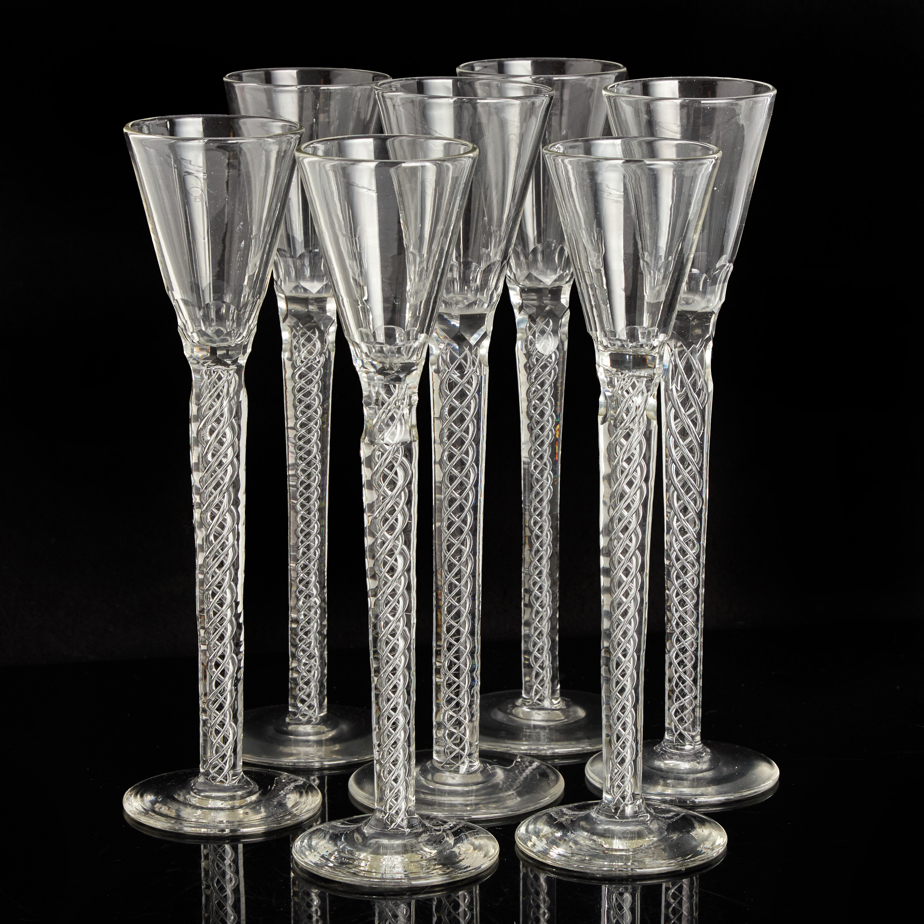 SNAPSGLAS, 7 st, hög fot med vriden spiral, fasettslipade, troligen Sandö glasbruk, 1900-talets första hälft.