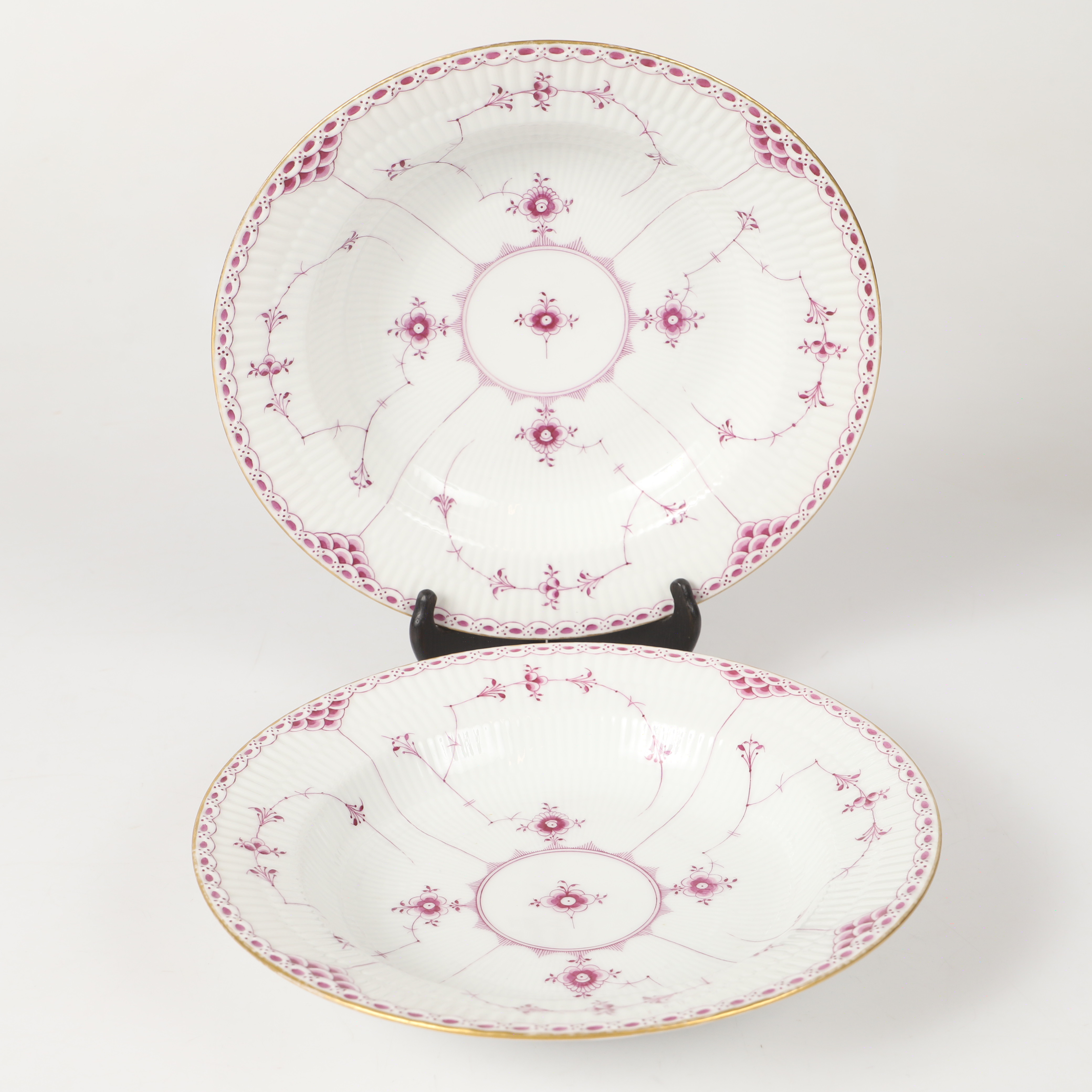 DJUPA TALLRIKAR, 2 stycken, "Purpurröd Musselmalet", halvblond med förgylld kant, Royal Copenhagen, Danmark.