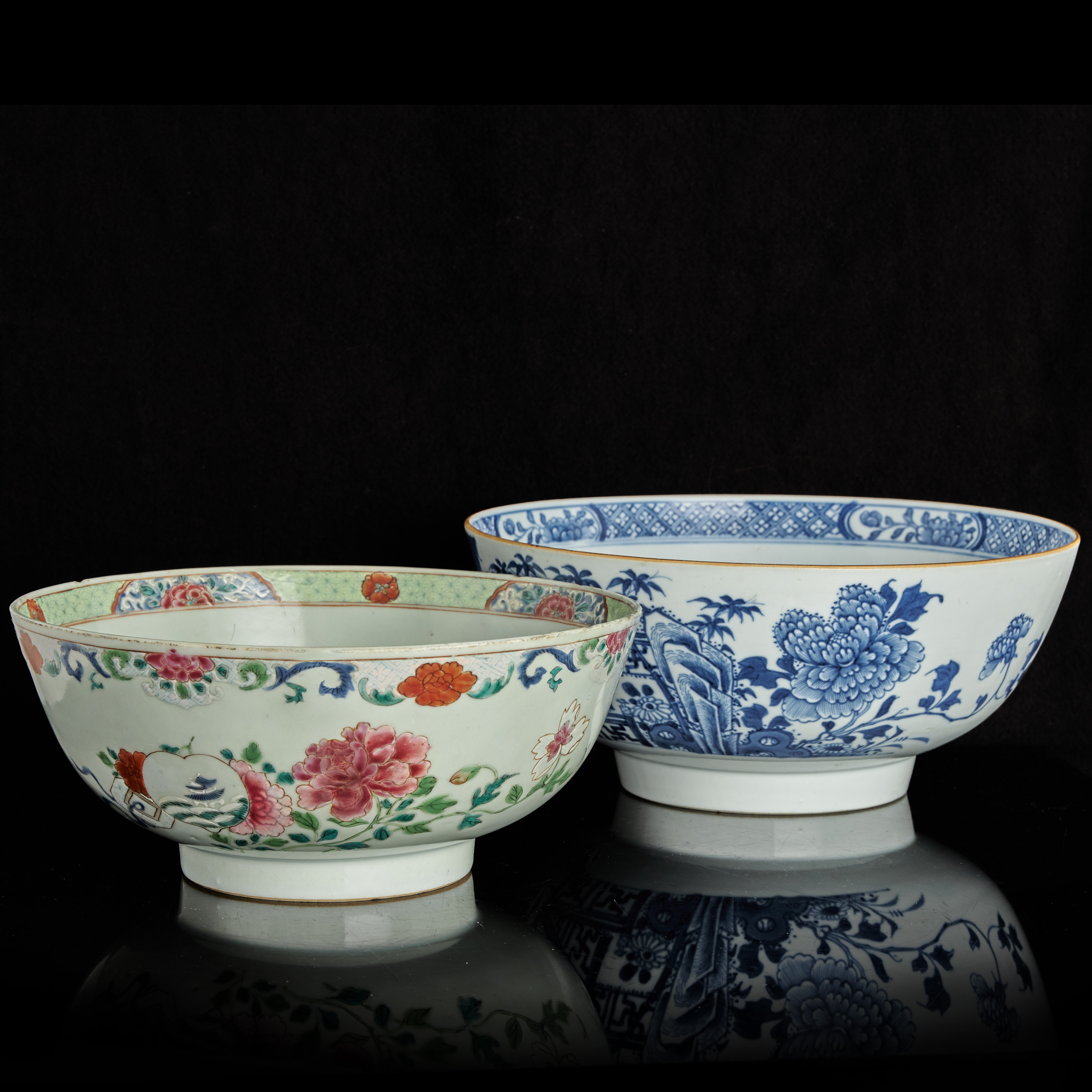 BÅLSKÅLAR (2), kompaniporslin, Kina, dekor i famille rose samt underglasyrblått, Qianlong (1736-1795).