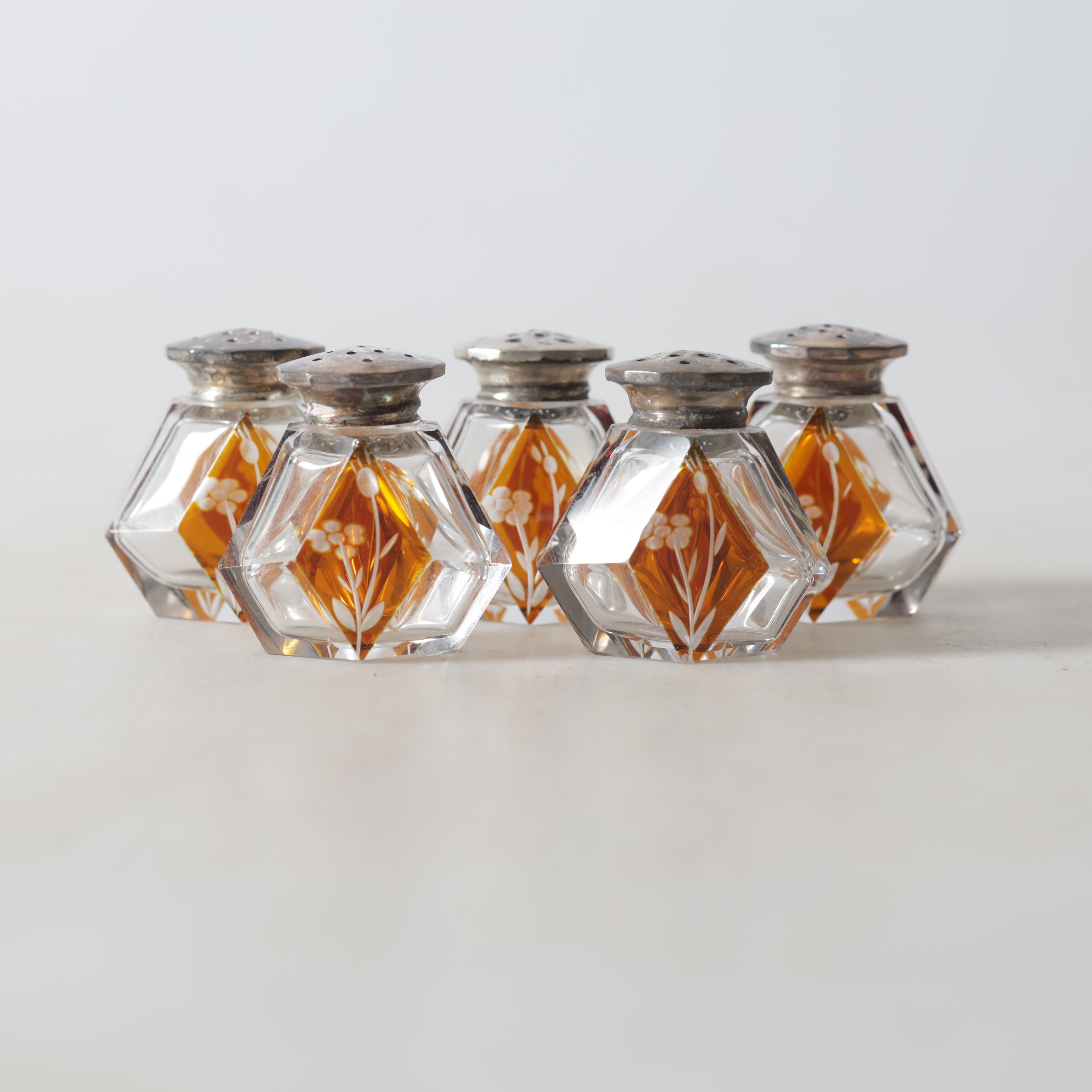 SALT-/PEPPARSTRÖARE, 5 st, böhmisk kristall, 1900-tal.