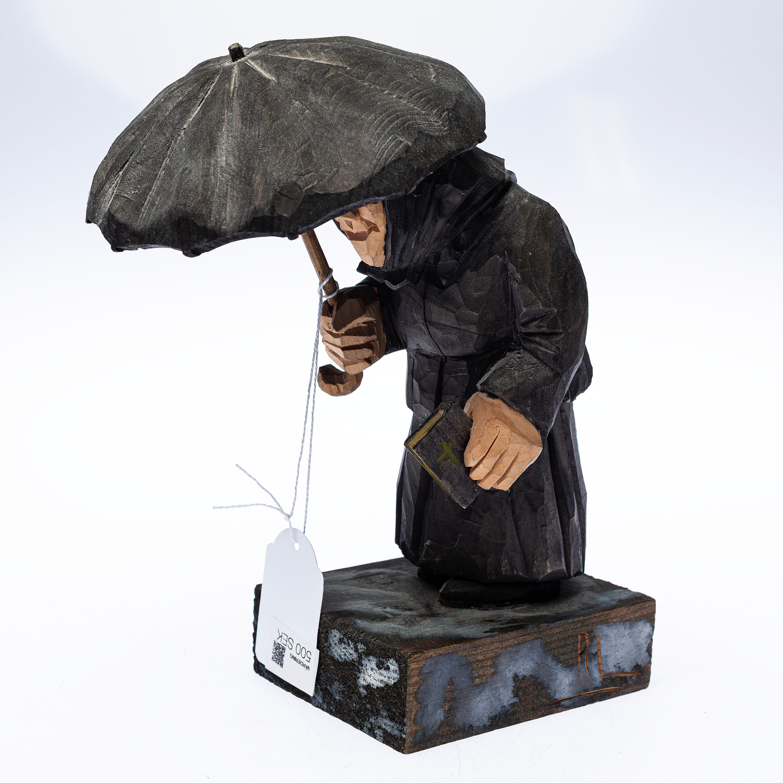 TRÄFIGUR, gumma med paraply, signerad RL.