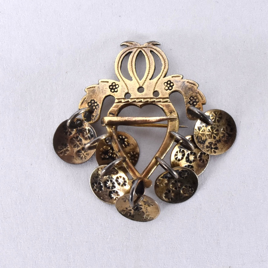 DRÄKTSMYCKE, förgyllt silver, 1900-tal.
