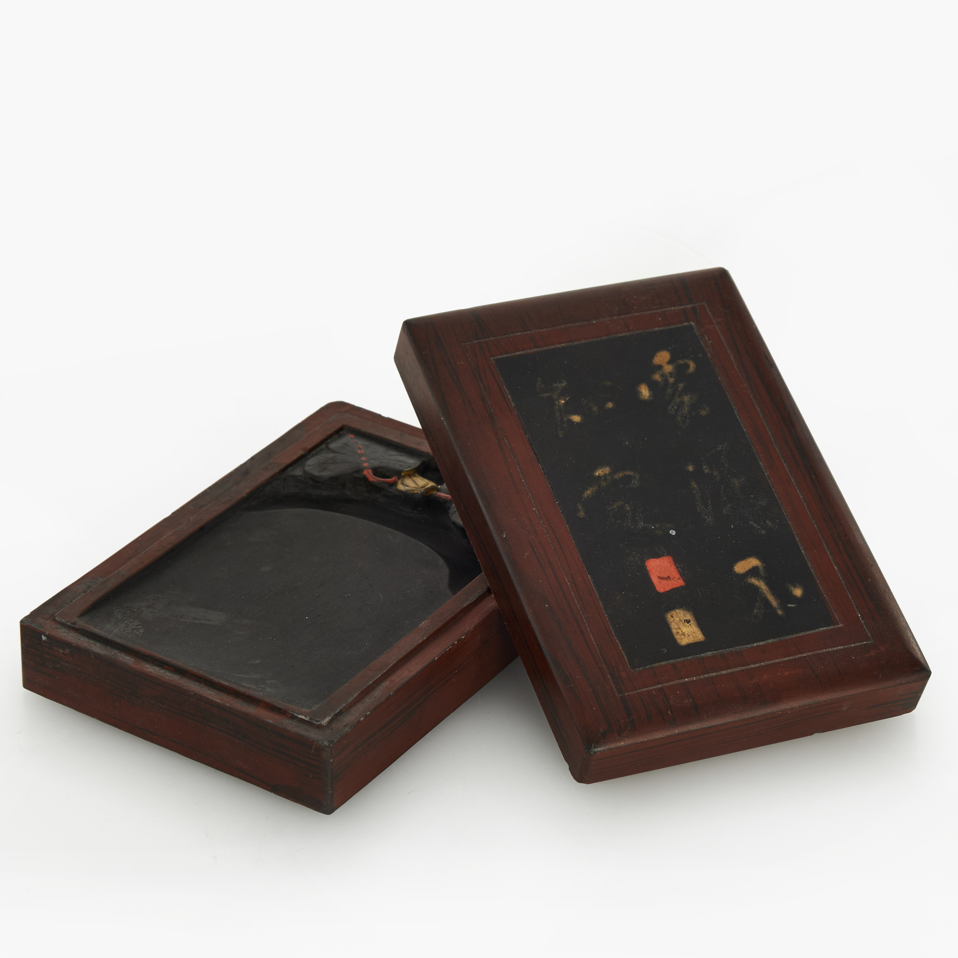 TUSCHSTEN med LOCK, Kina, utskuren dekor samt locket med målad träimitation och kalligrafi, 1900-tal.