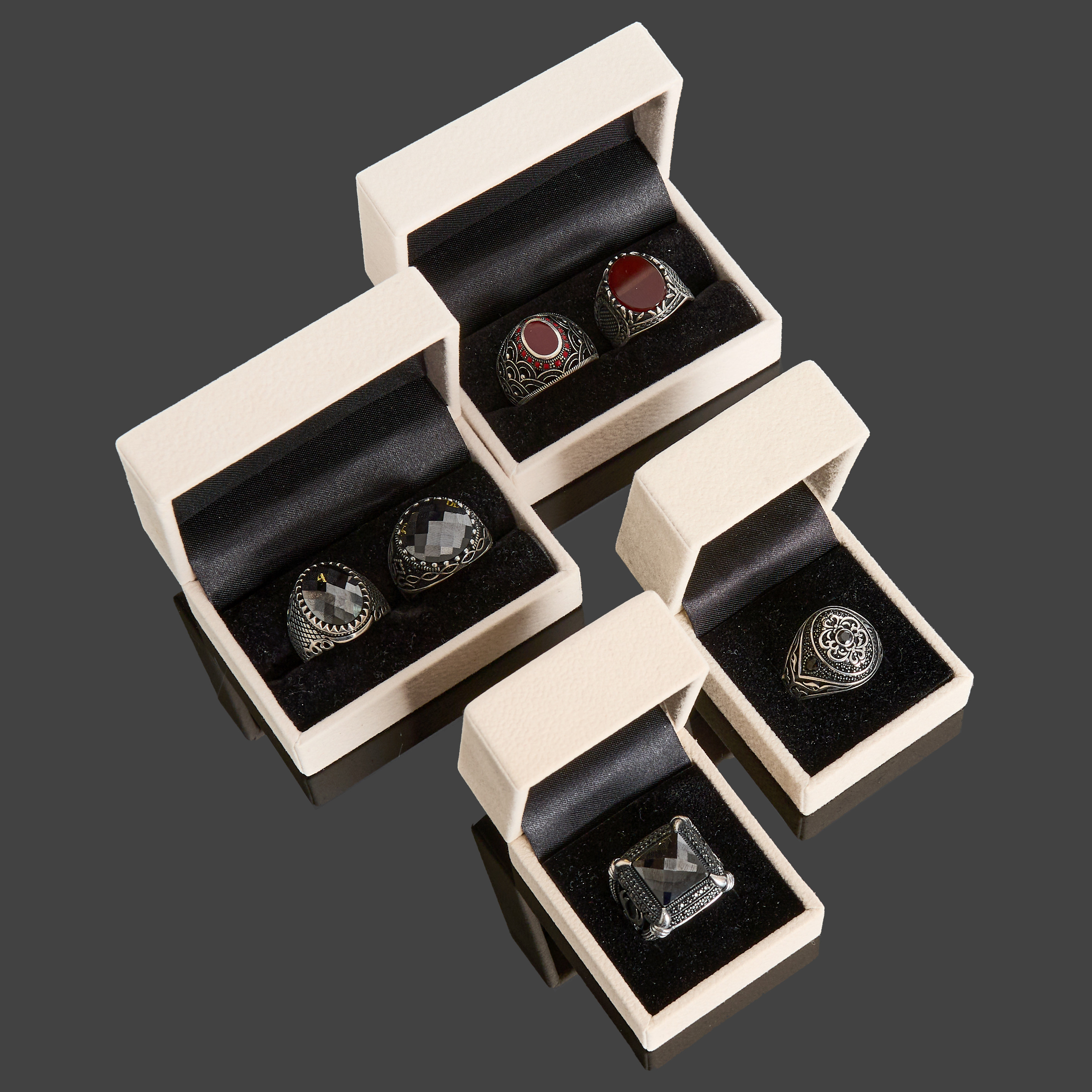 KLACKRINGAR, 6 st, sterlingsilver, olika modeller med mönstrad dekor, sardonyx, fasetterad onyx, glas, plast.