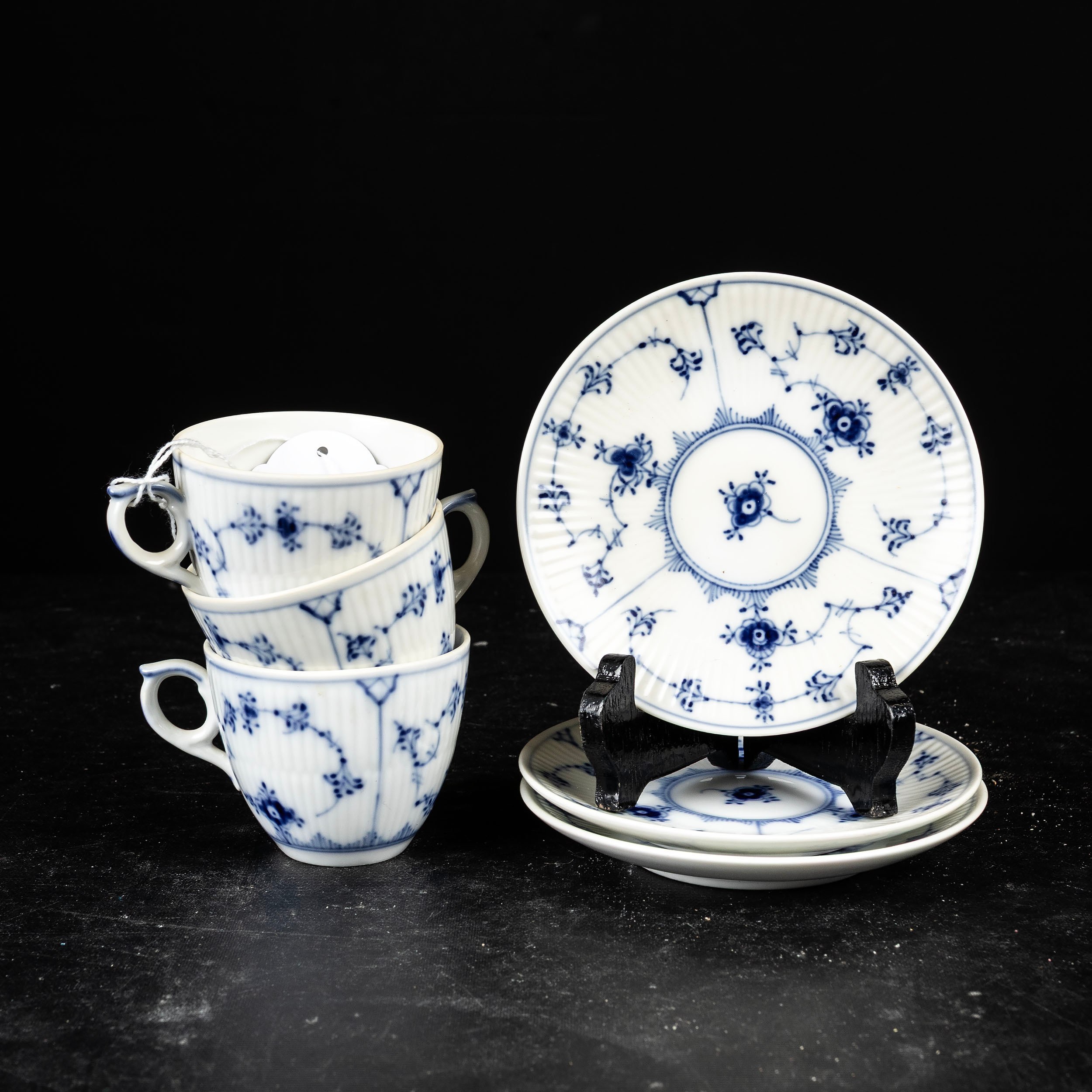 ROYAL COPENHAGEN, "Musselmalet", moccakoppar med fat, 3 st, porslin, Danmark.