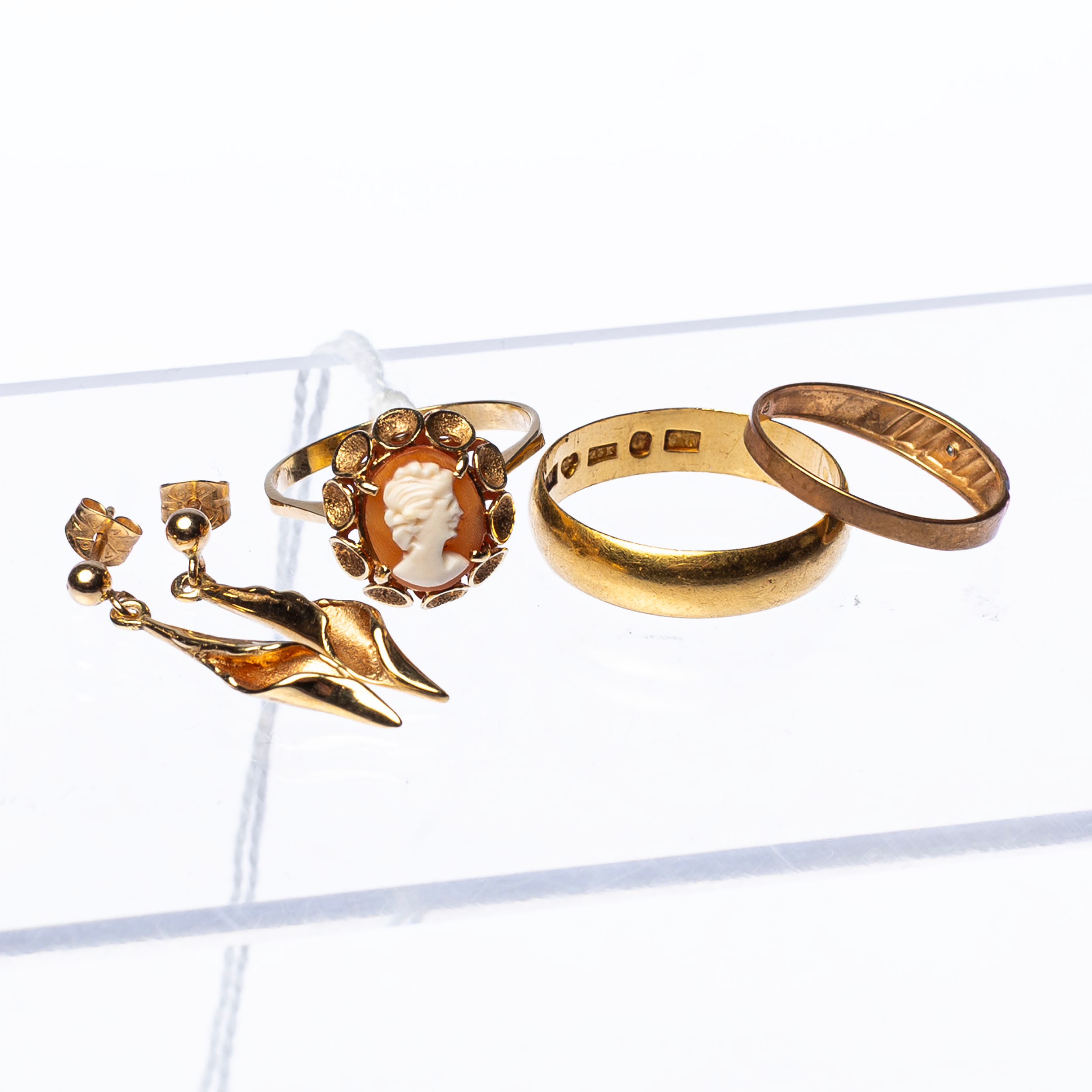 GULDSMYCKEN, 4 delar ringar & örhängen, 18 k guld, ca 11.67 g.