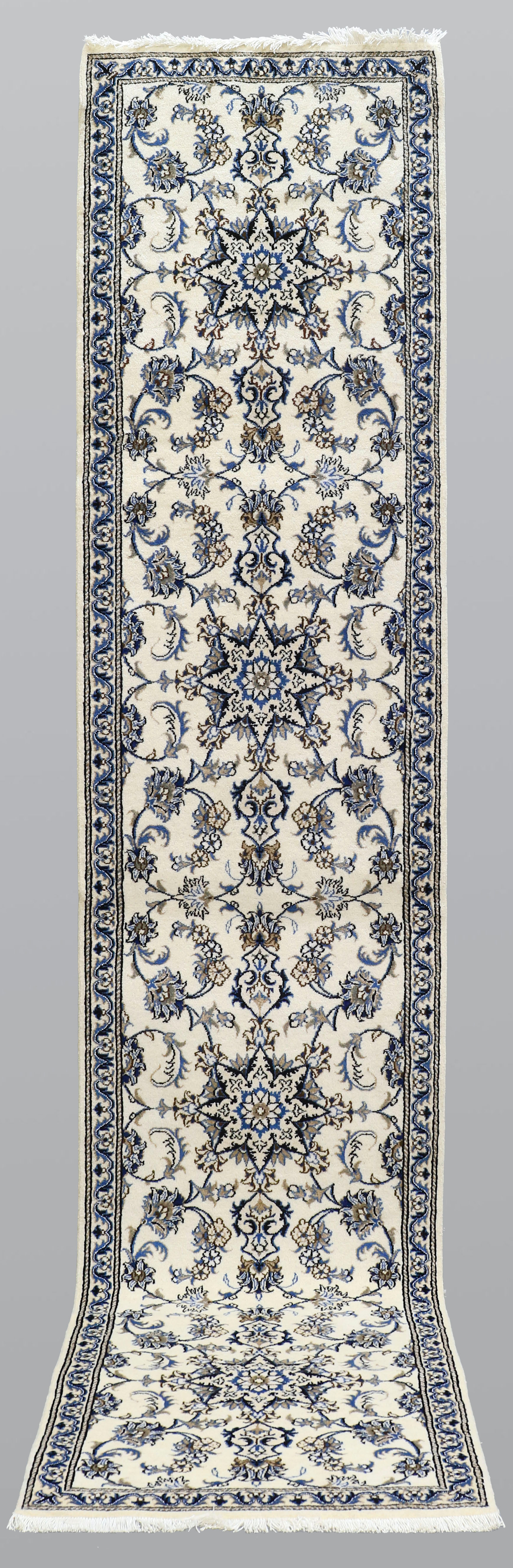 ORIENTMATTA. Nain gallerimodell, 397 x 82 cm.